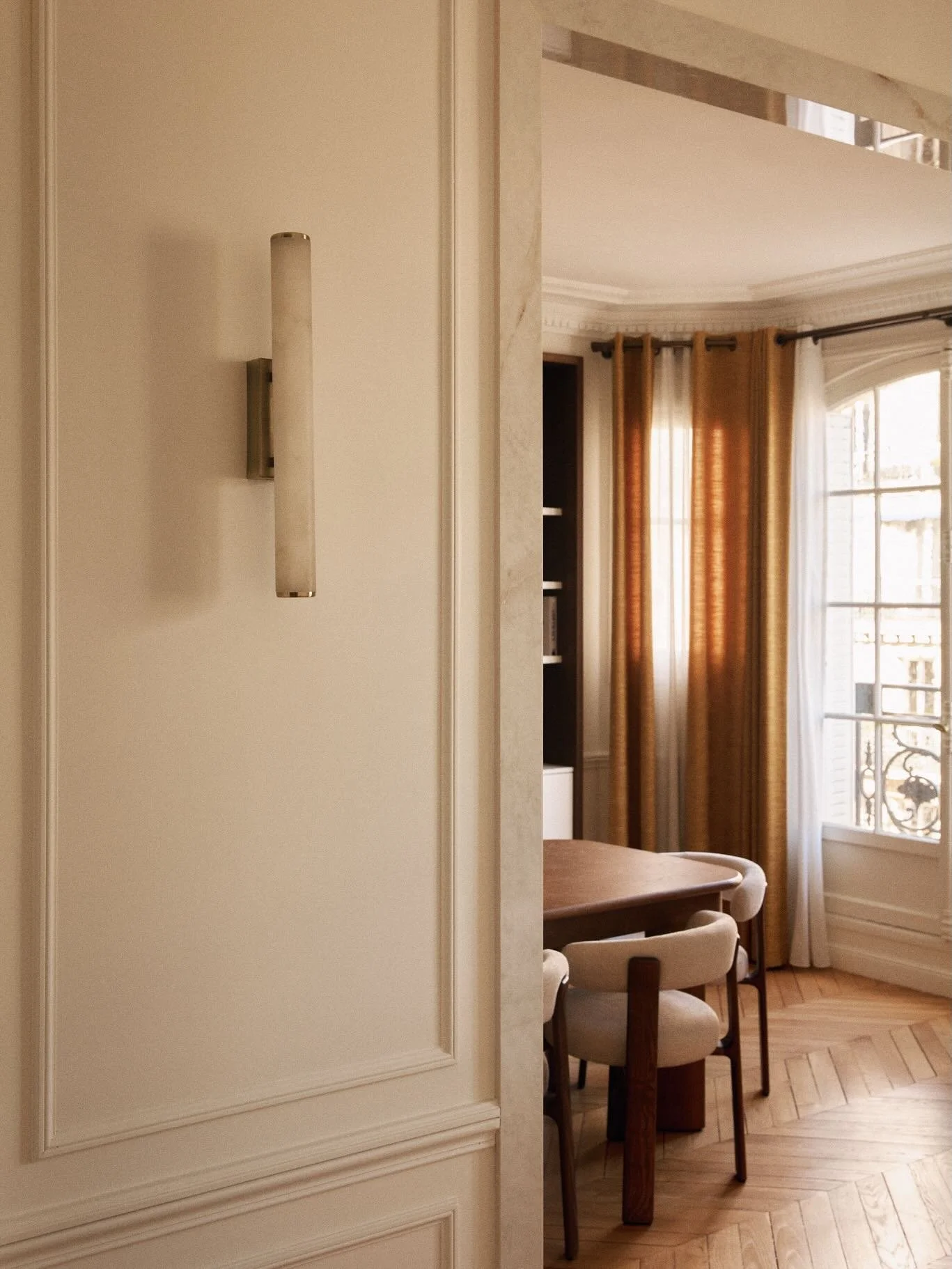 Avant / apr&egrave;s Projet Bourdonnais.
Ce mur porteur a &eacute;t&eacute; enti&egrave;rement repens&eacute; et renforc&eacute; pour ouvrir l&rsquo;espace vers la salle &agrave; manger, tout en conservant l&rsquo;esprit haussmannien de l&rsquo;appar