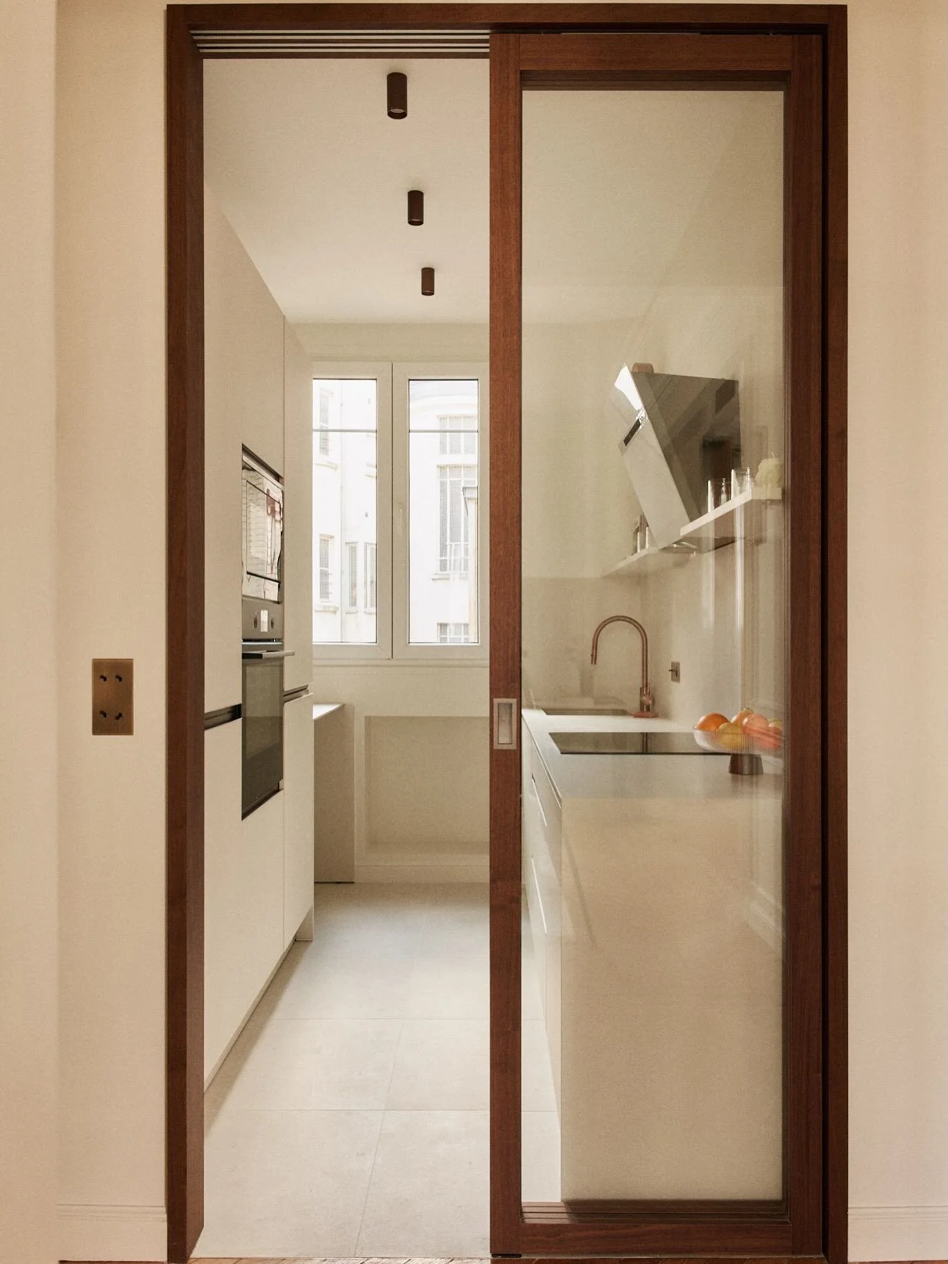 Avant / apr&egrave;s dans la cuisine du projet Bourdonnais.
Une pi&egrave;ce &eacute;troite totalement repens&eacute;e par @maison_e2ms, transform&eacute;e en cuisine fonctionnelle et lumineuse. Aurelia R&eacute;novation a r&eacute;alis&eacute; tous 