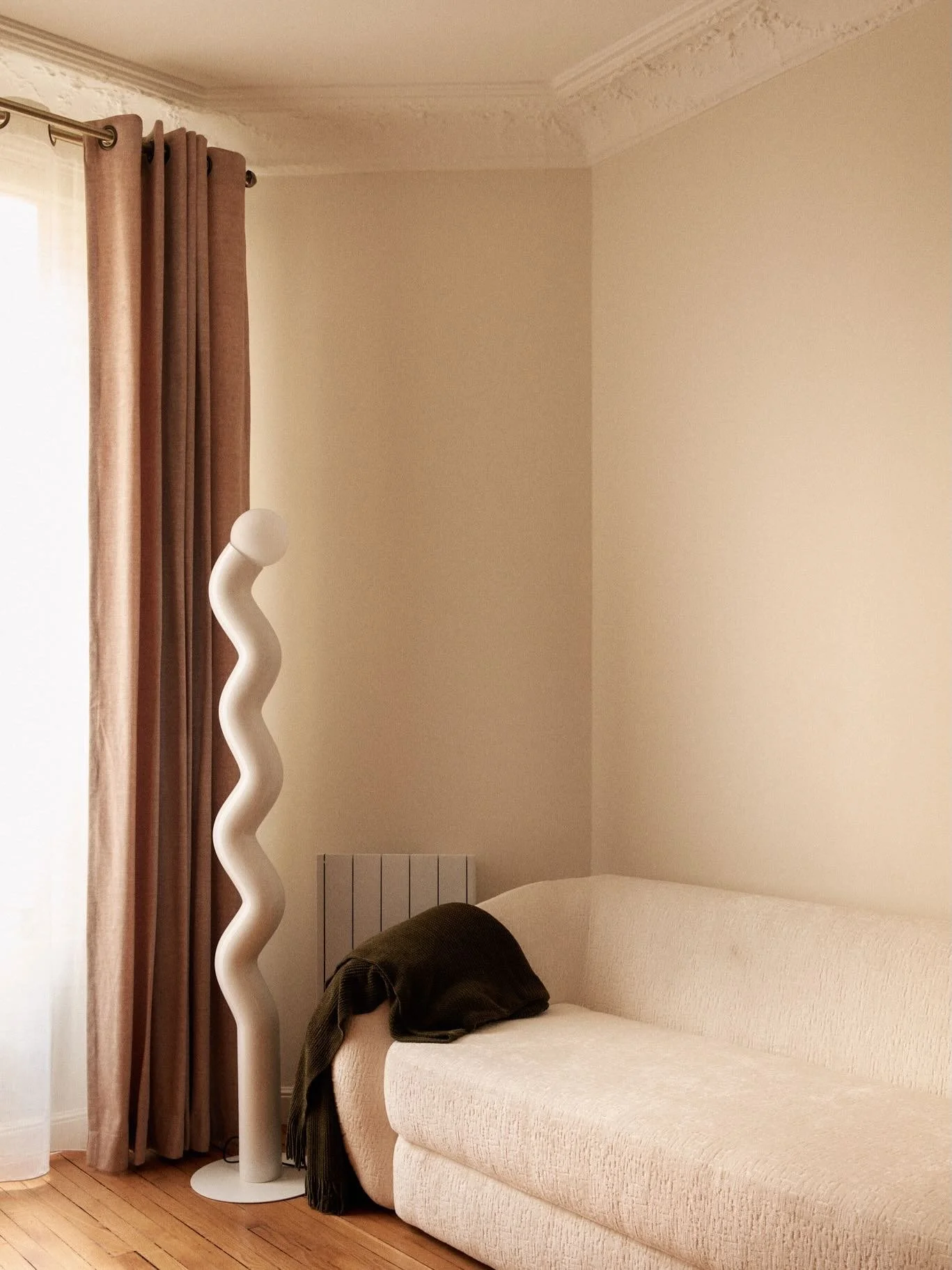 Un bureau pens&eacute; comme un cocon, entre douceur des textures et sophistication des mat&eacute;riaux.
Marbre onyx, ch&ecirc;ne sur-mesure, &eacute;clairages discrets : chaque d&eacute;tail a &eacute;t&eacute; coordonn&eacute; par @maison_e2ms et 