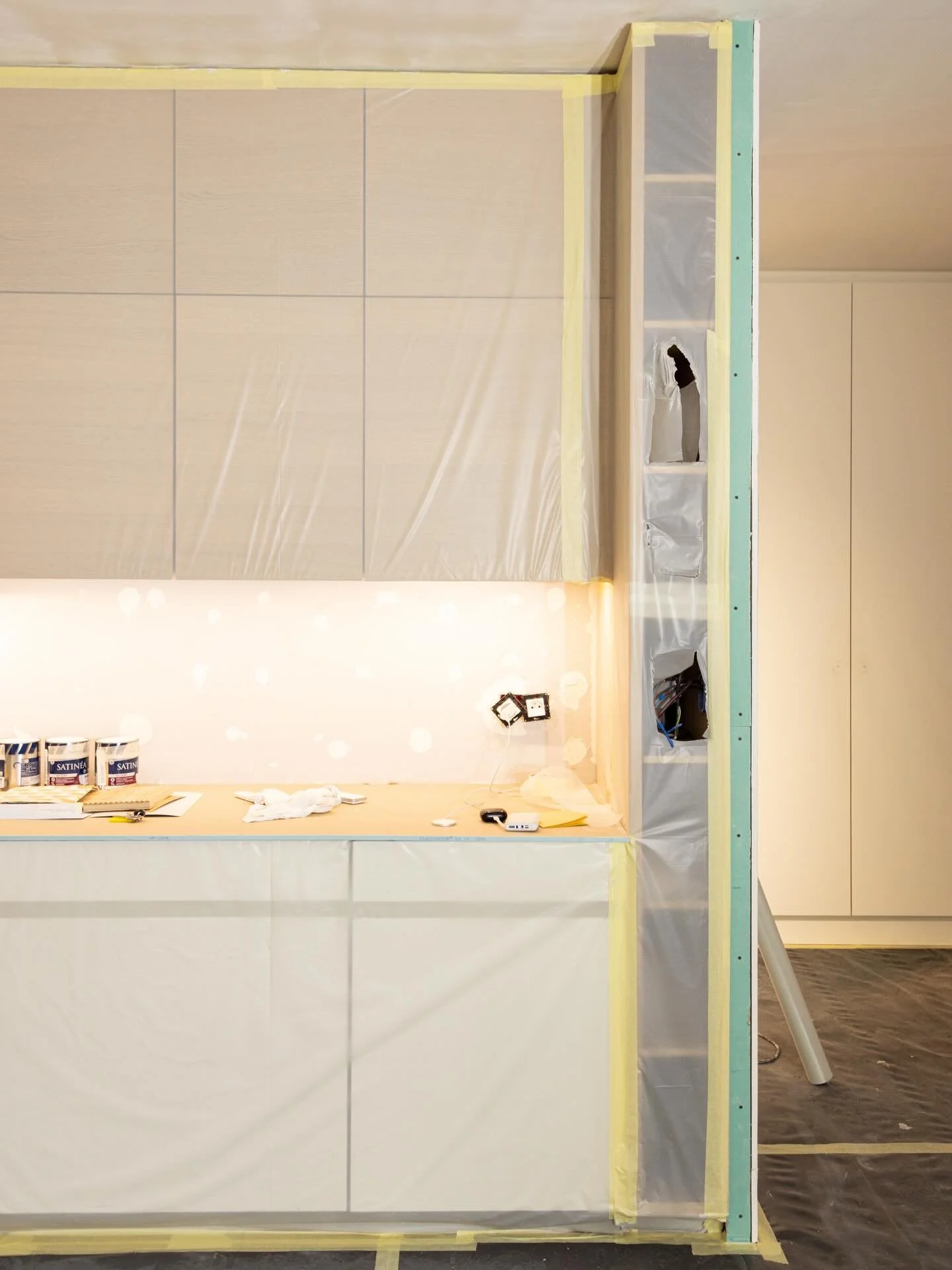 Chantier en cours, projet Saint-Germain.
La cuisine prend forme. Aurelia R&eacute;novation assure la mise en &oelig;uvre des menuiseries laqu&eacute;es et du bardage bois, en coordination &eacute;troite avec l&rsquo;architecte.
Con&ccedil;u par @stud