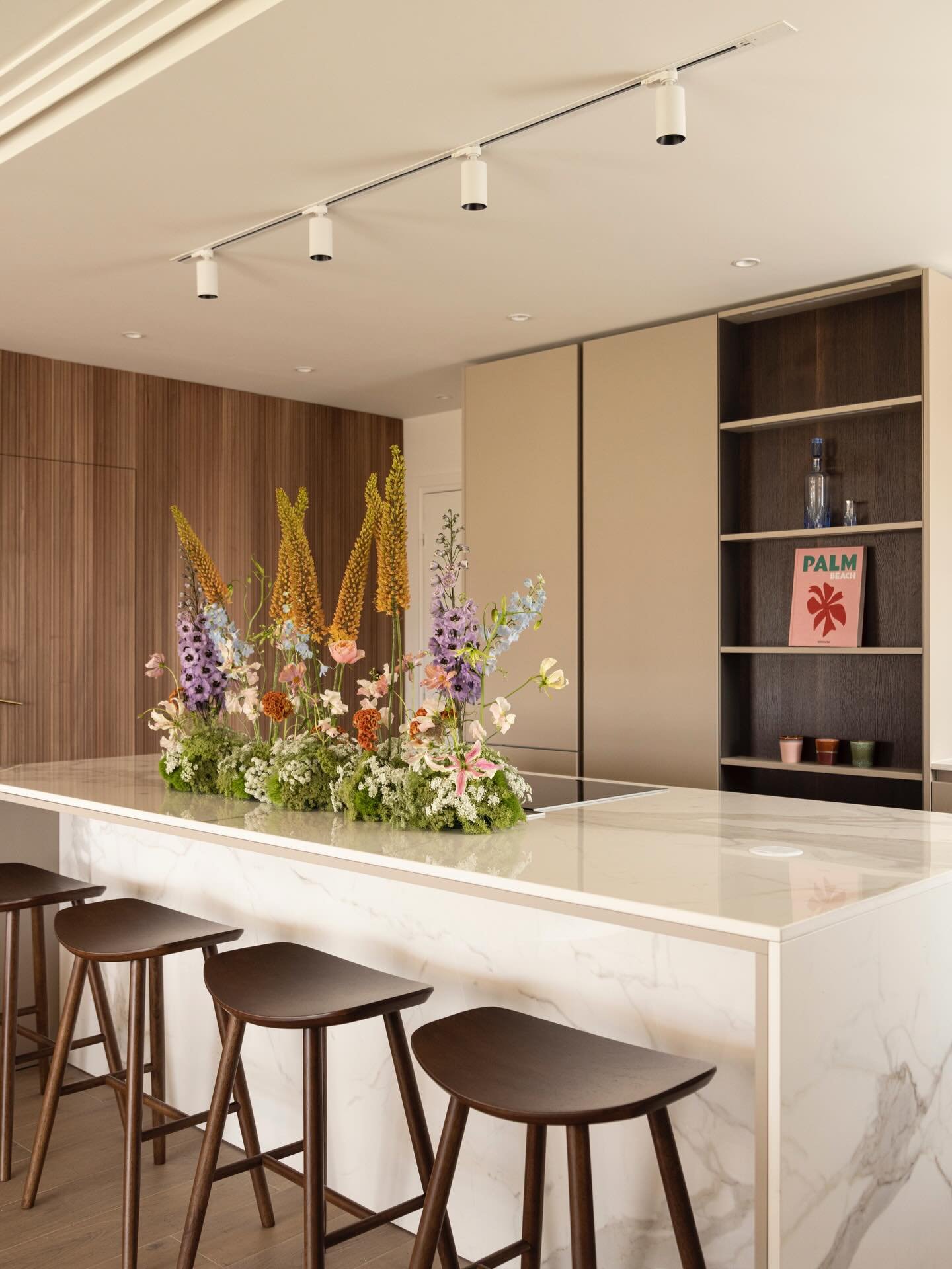 Cuisine sur-mesure r&eacute;alis&eacute;e &agrave; Neuilly-sur-Seine.
Mise en &oelig;uvre par Aurelia R&eacute;novation, sur une conception de @sarahbenhamou.interior

#renovationparis #aureliarenovation #surmesure #architectureinterieure