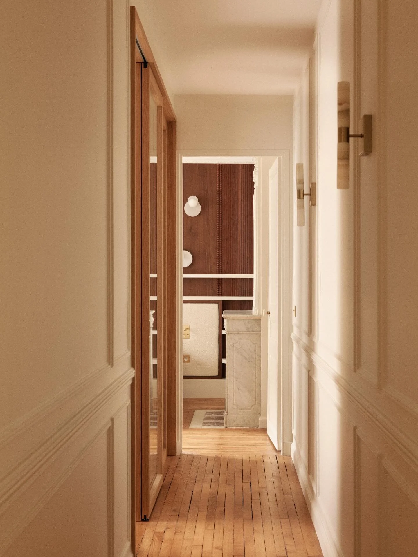 Avant / Apr&egrave;s, projet Bourdonnais.
Un couloir enti&egrave;rement repris par Aurelia R&eacute;novation : parquet ch&ecirc;ne, moulures et portes &agrave; galandage sur-mesure.
Con&ccedil;u par @maison_e2ms
📸 @oracle_paris

#renovationparis #au