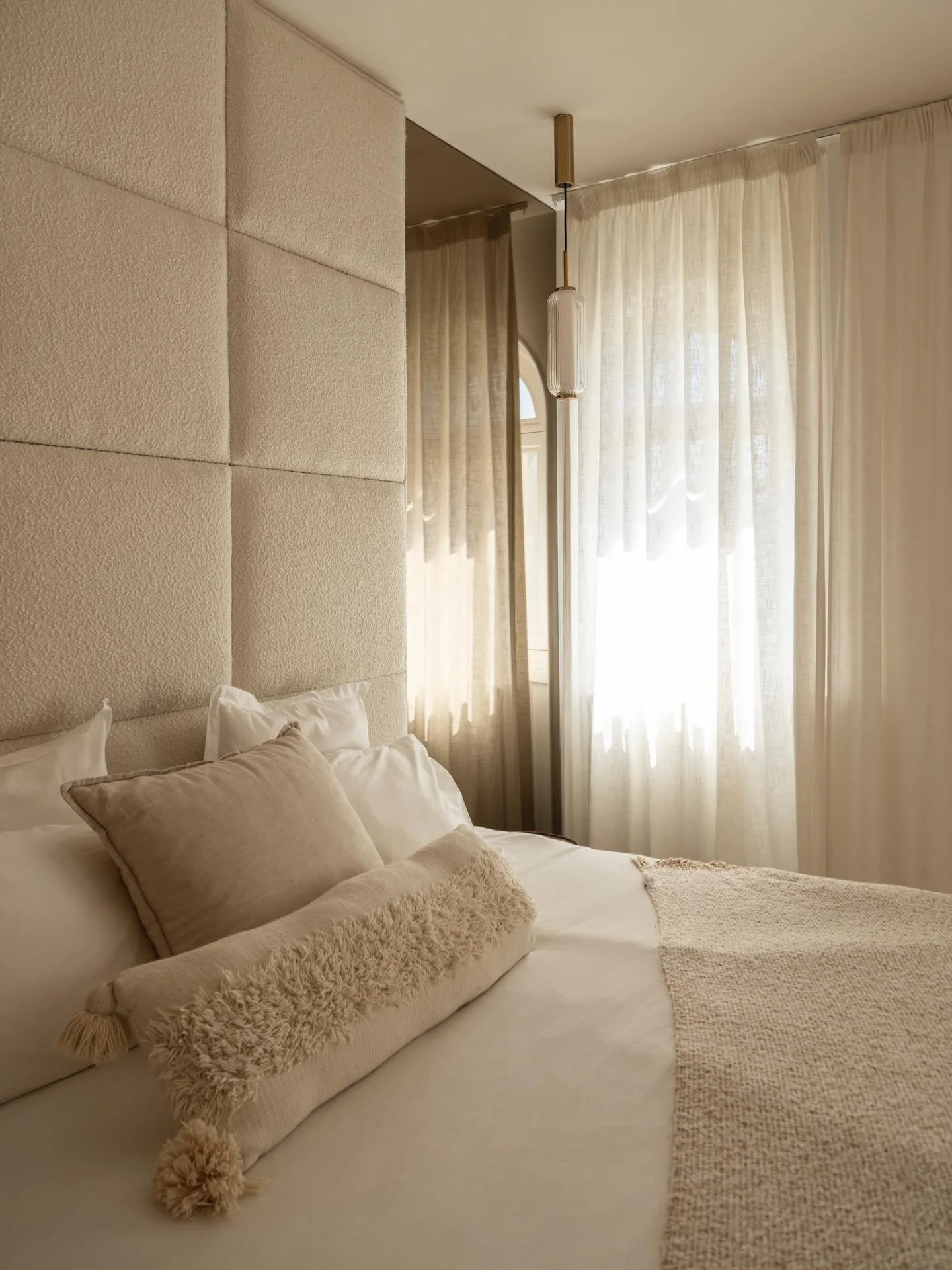 Dans cette chambre du projet Neuilly, imagin&eacute;e par @sarahbenhamou.interior, les lignes restent simples et les mati&egrave;res parlent d&rsquo;elles-m&ecirc;mes.
T&ecirc;te de lit tapiss&eacute;e, rideaux pleine hauteur et menuiseries int&eacut