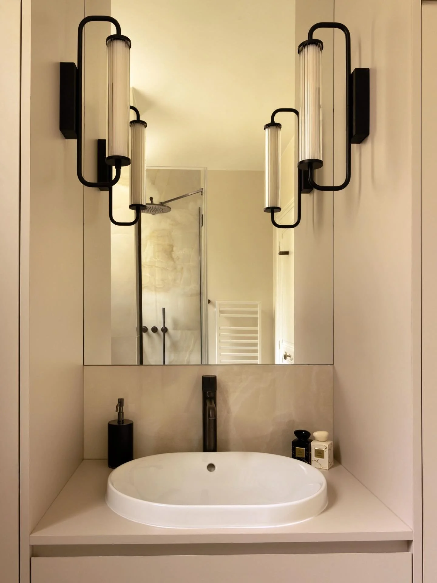 Cette salle de bain du projet Megarbane, c&rsquo;est l&rsquo;une de ces transformations qui r&eacute;sument ce que fait Aurelia R&eacute;novation : repartir d&rsquo;un espace dat&eacute; et lui donner une nouvelle coh&eacute;rence, du sol au plafond.