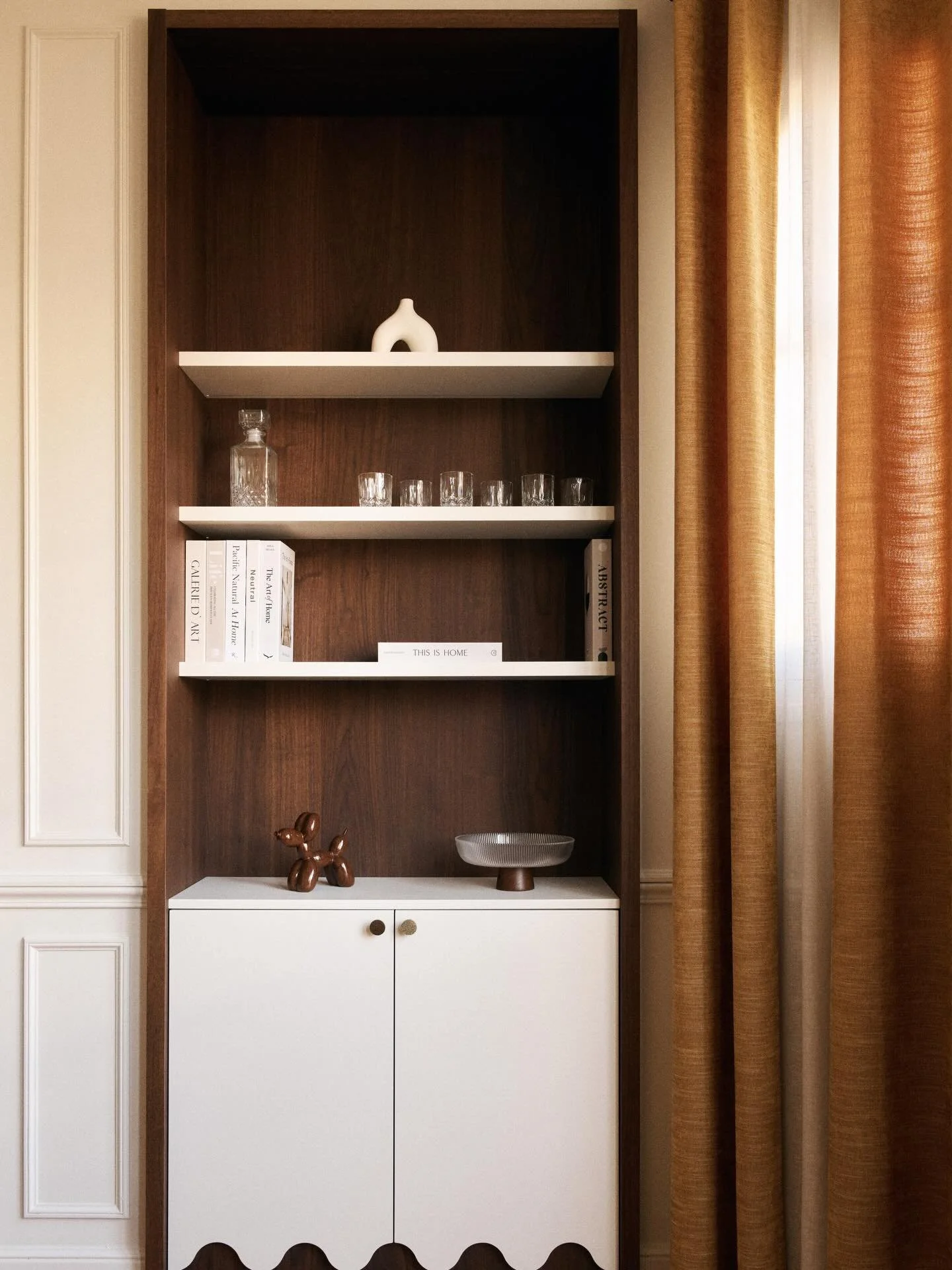 Projet Bourdonnais, Paris.
Une biblioth&egrave;que sur-mesure en noyer, un meuble bas aux d&eacute;coupes travaill&eacute;es, une chemin&eacute;e d&rsquo;origine conserv&eacute;e. Aurelia R&eacute;novation a pris en charge l&rsquo;ensemble de la r&ea