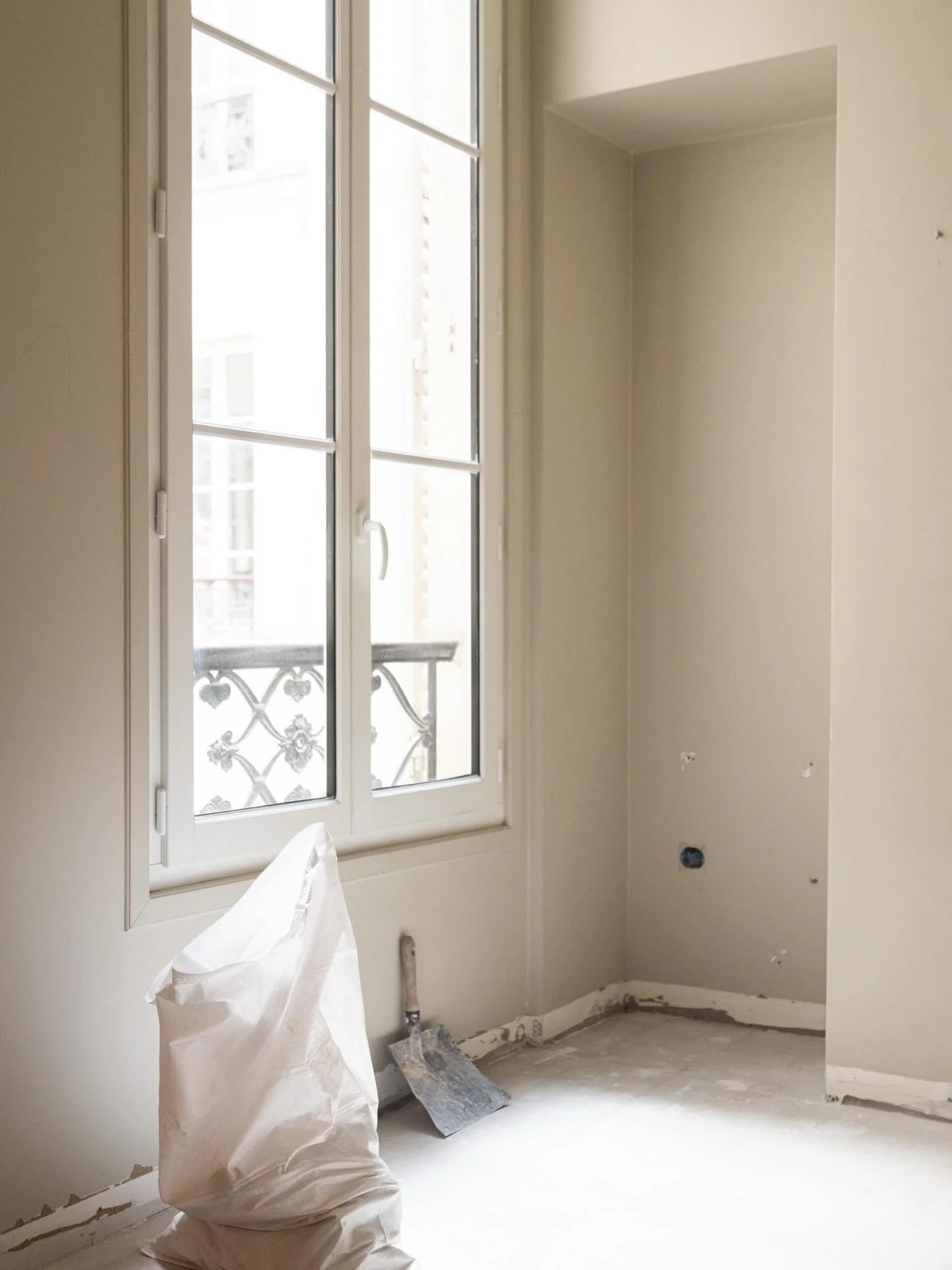 Chantier en cours, Paris 8e.
La d&eacute;molition est effectu&eacute;e, le projet prend forme. Aurelia R&eacute;novation intervient sur une conception de @katzstudio.architecture

#renovationparis #aureliarenovation #chantierparis #appartementhaussma
