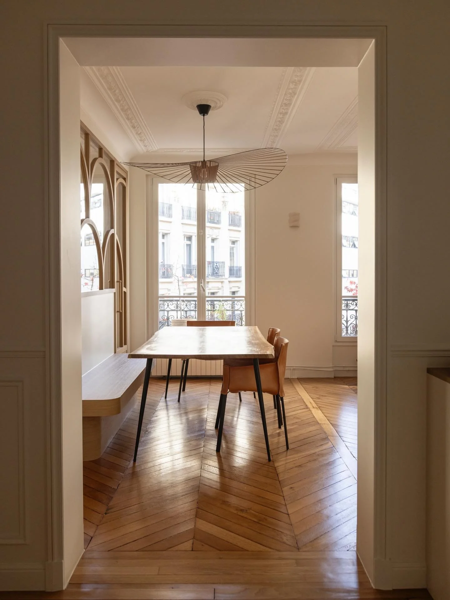 Dans cet appartement haussmannien du projet L&eacute;on Cognet, le parquet point de Hongrie a &eacute;t&eacute; r&eacute;nov&eacute;, les moulures restaur&eacute;es et les boiseries sur-mesure r&eacute;alis&eacute;es par Aurelia R&eacute;novation, su