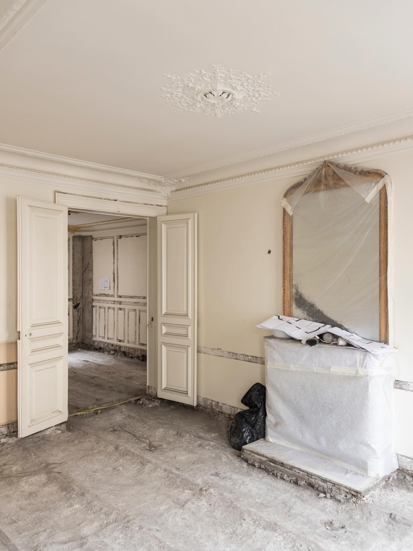 Projet Luxembourg, en cours de r&eacute;alisation.
Un appartement haussmannien enti&egrave;rement repris par Aurelia R&eacute;novation, sur une conception de @studiocastille. La livraison approche.

#renovationparis #aureliarenovation #chantierparis 