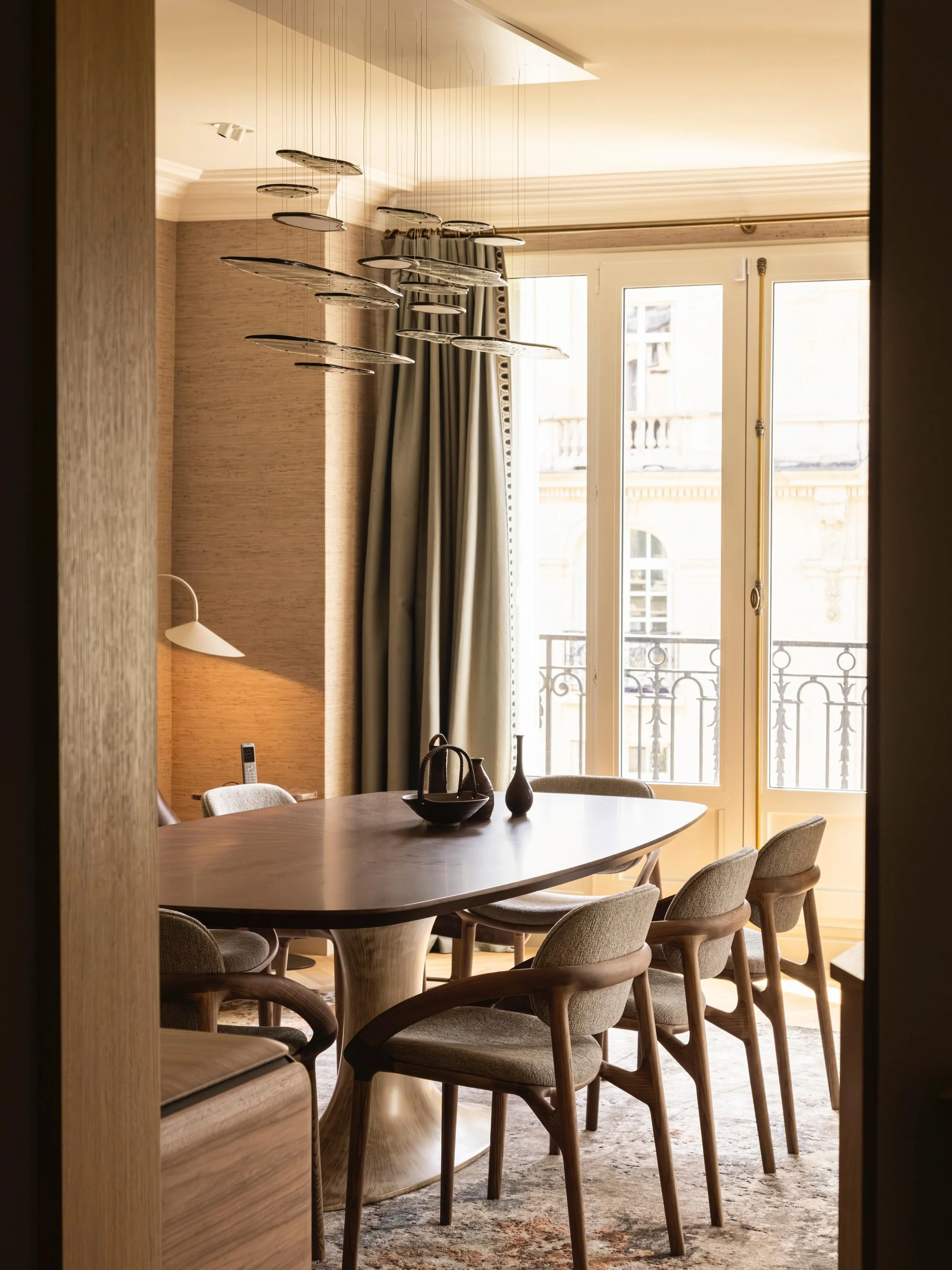 Projet Raspail, Paris 6e.
La salle &agrave; manger, pi&egrave;ce centrale de la conception de @yasmineb.design, r&eacute;alis&eacute;e par Aurelia R&eacute;novation.

#renovationparis #aureliarenovation #appartementhaussmannien #architectureinterieur