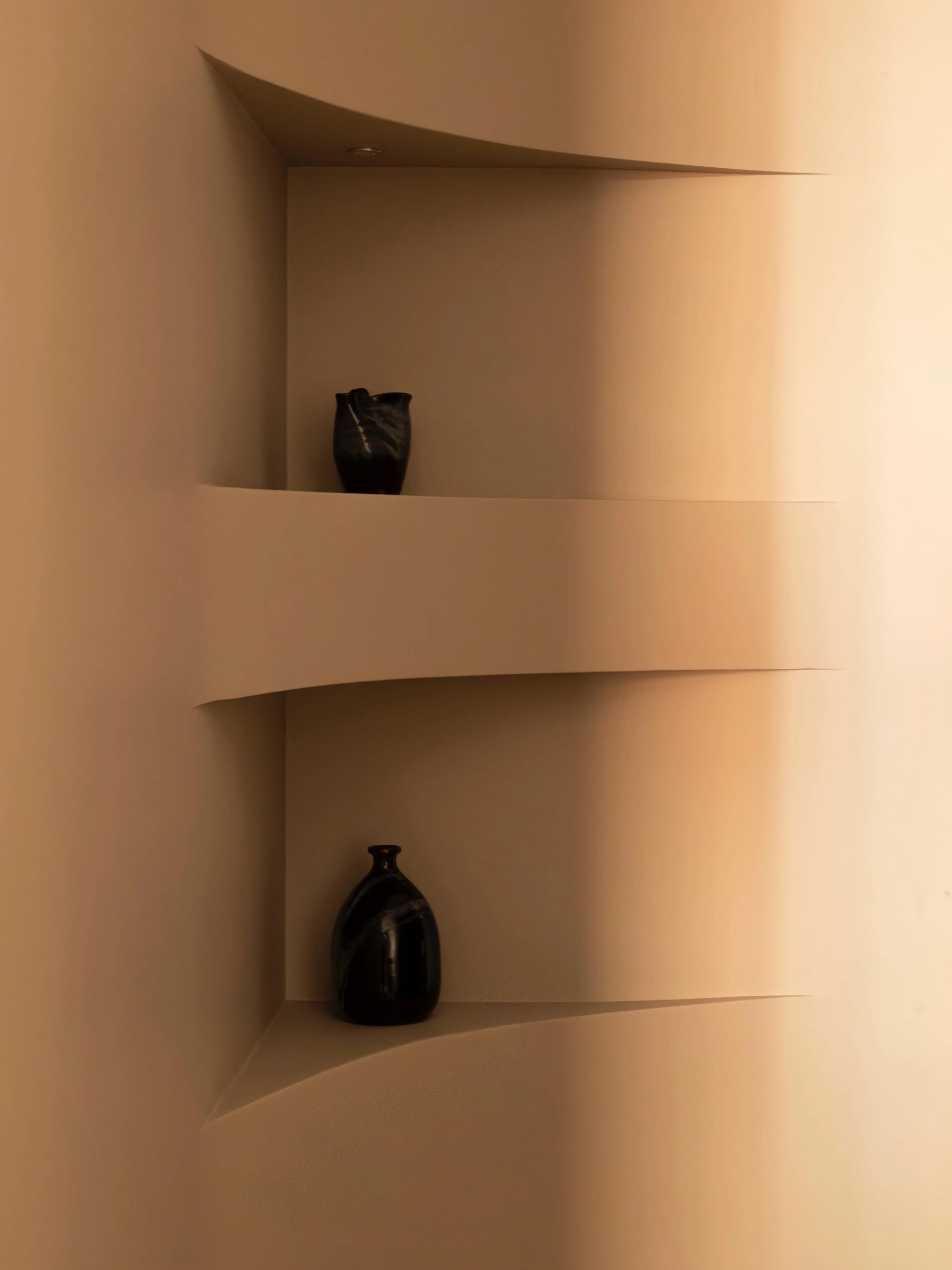 Projet Raspail, Paris 6e.

Une niche cr&eacute;&eacute;e dans la master bedroom &mdash; travail de ma&ccedil;onnerie et menuiserie r&eacute;alis&eacute; par Aurelia R&eacute;novation, sur une conception de @yasmineb.design.

#renovationparis #aurelia