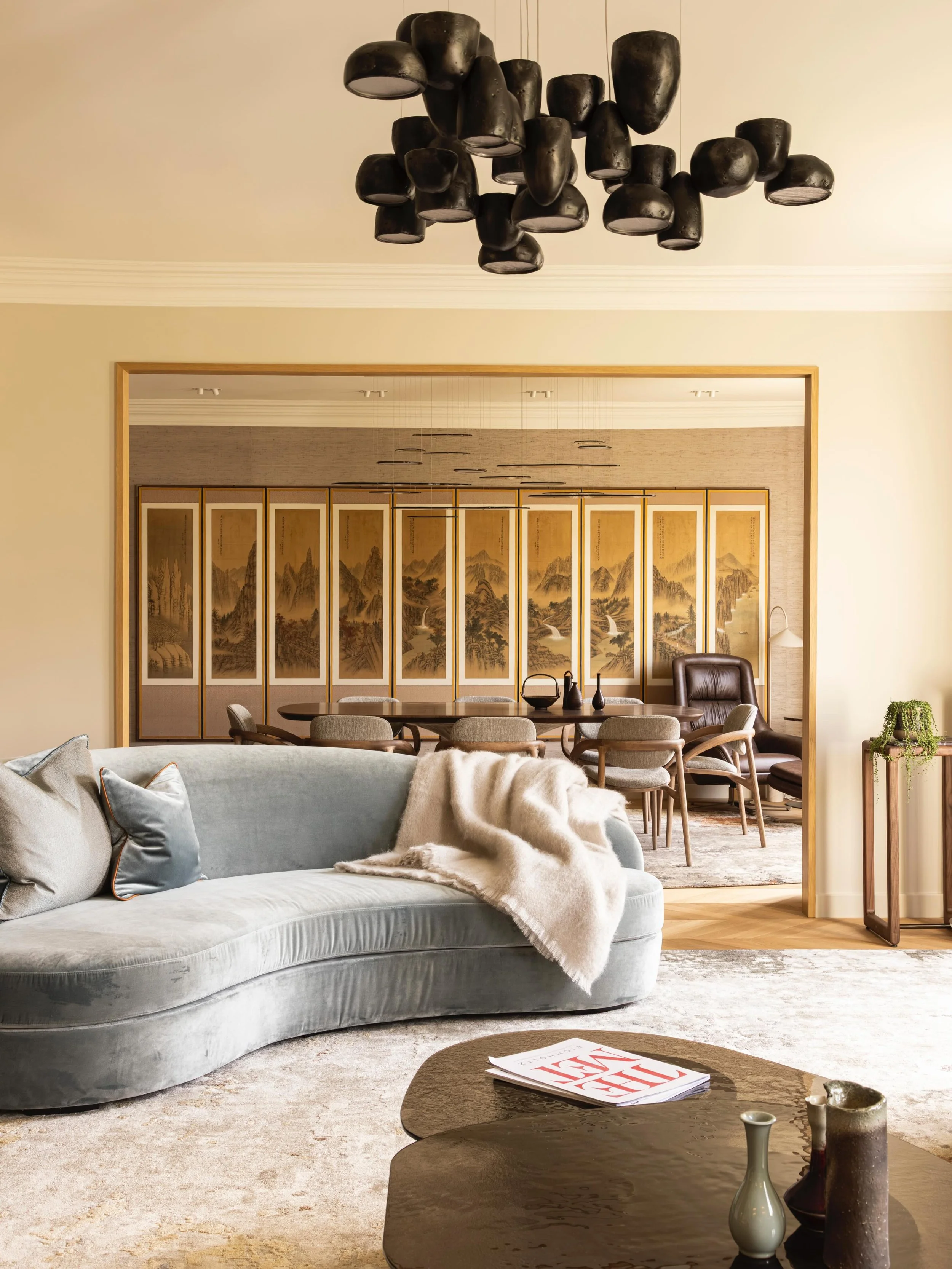 Projet Raspail, Paris 6e.

Le salon et la salle &agrave; manger en enfilade. Con&ccedil;u par @yasmineb.design, r&eacute;alis&eacute; par Aurelia R&eacute;novation.

#renovationparis #aureliarenovation #appartementhaussmannien #architectureinterieure