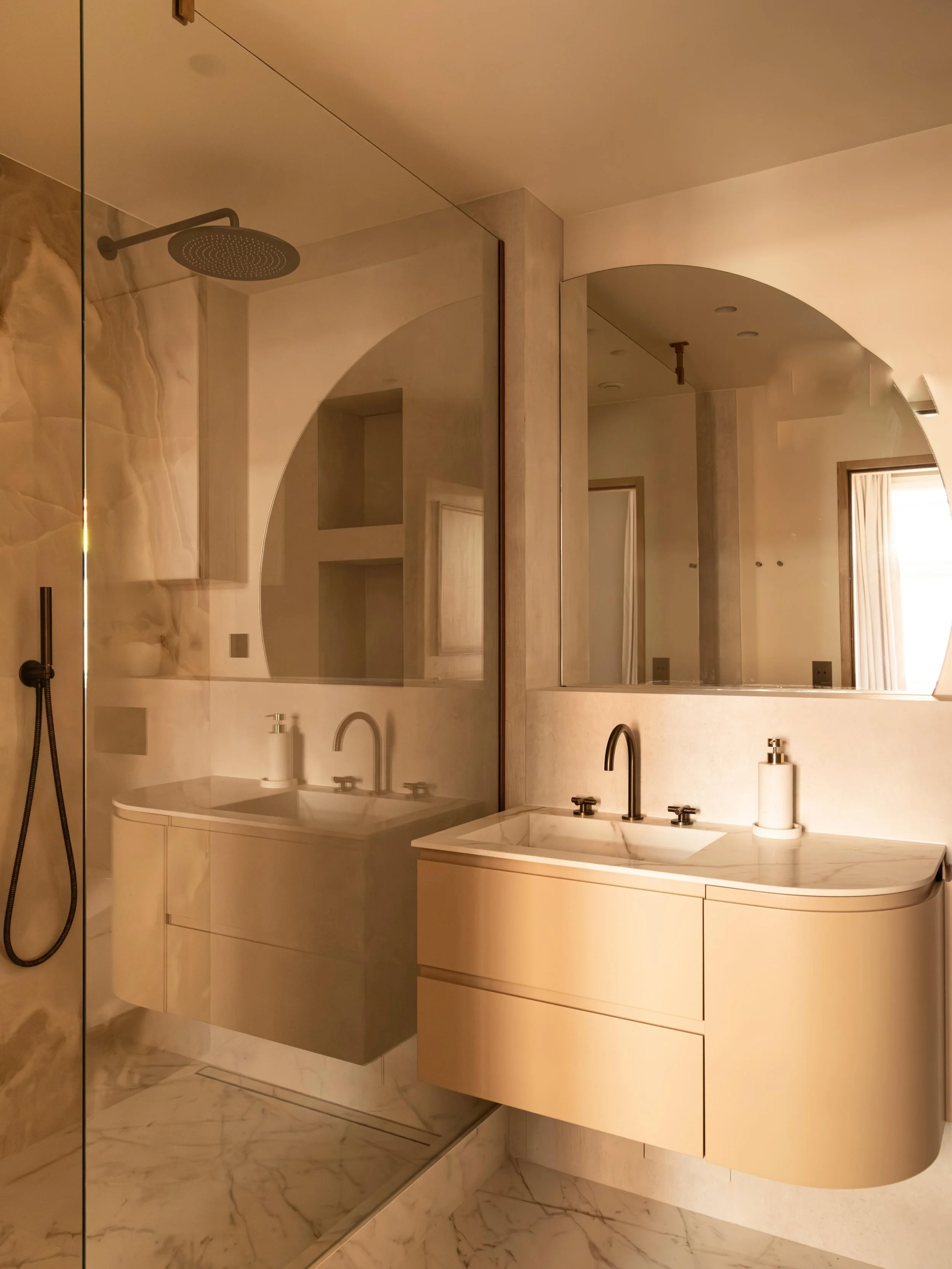 Projet Raspail, Paris 6e.

Deux salles de bain en marbre, enti&egrave;rement r&eacute;alis&eacute;es par Aurelia R&eacute;novation sur une conception de @yasmineb.design.

#renovationparis #aureliarenovation #salledebainsurmesure #architectureinterie