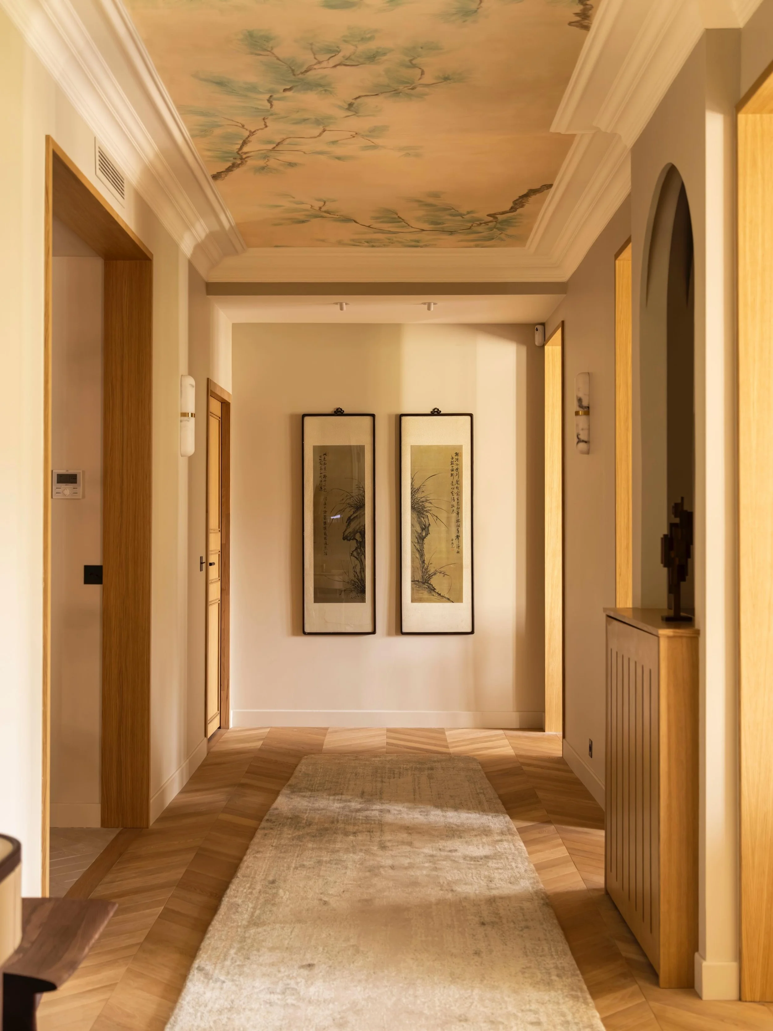 Projet Raspail, Paris 6e.

Le couloir, avec son plafond peint &agrave; la main par @Il_&Eacute;tait_Un_Mur. Con&ccedil;u par @yasmineb.design, r&eacute;alis&eacute; par Aurelia R&eacute;novation.

📸 @camillepayat

#renovationparis #aureliarenovation
