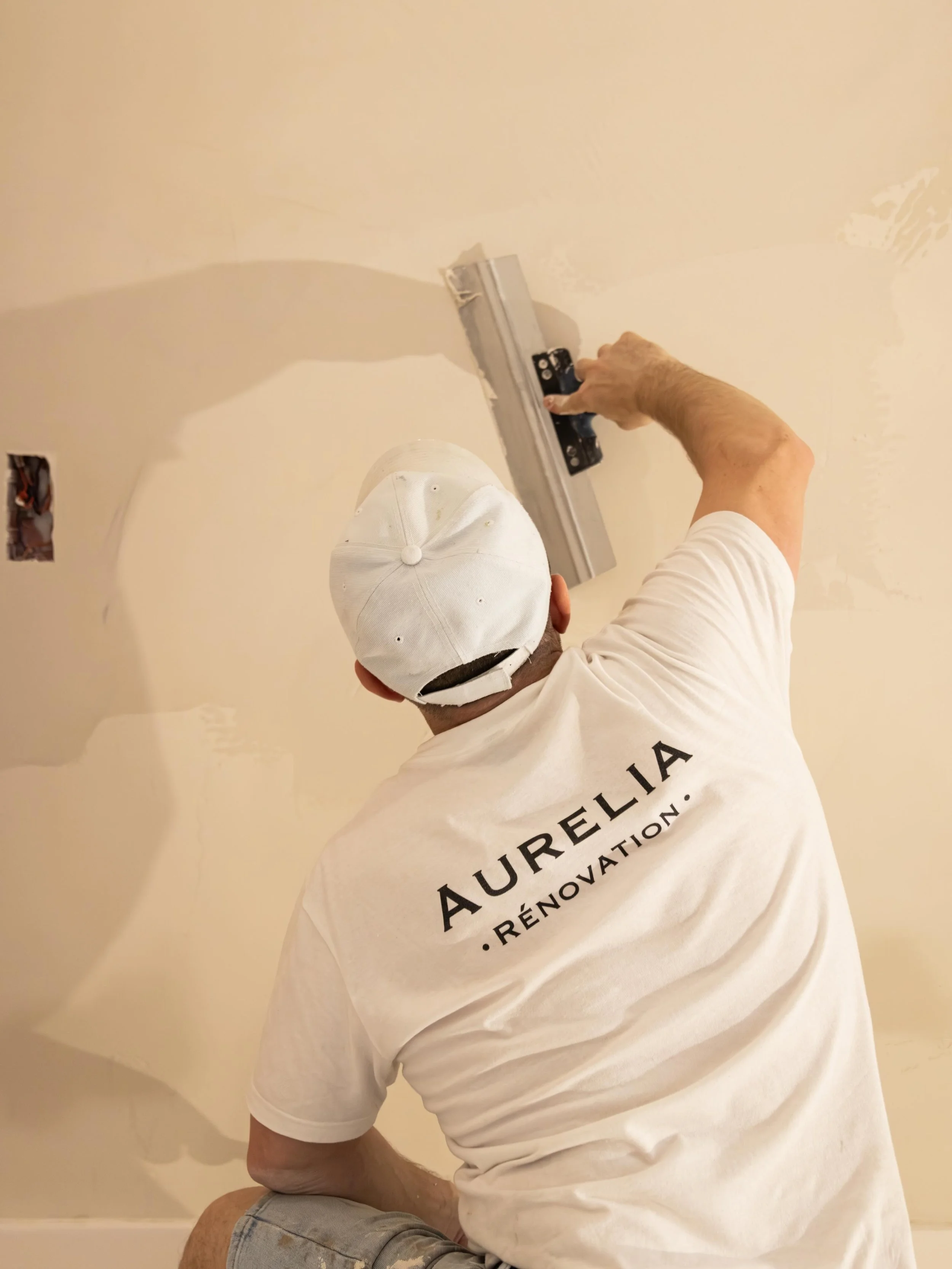 Projet Raspail, Paris 6e.

Derri&egrave;re chaque surface, un geste ma&icirc;tris&eacute;. Aurelia R&eacute;novation intervient avec ses propres &eacute;quipes, du gros &oelig;uvre &agrave; la livraison.

📸 @camillepayat

#renovationparis #aureliare