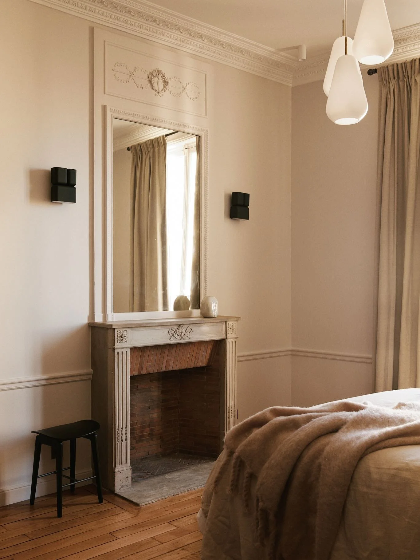 Projet Passy, Paris 16e.

Avant. Apr&egrave;s. La m&ecirc;me pi&egrave;ce, enti&egrave;rement reprise par Aurelia R&eacute;novation. Chemin&eacute;e d&rsquo;origine conserv&eacute;e, moulures restaur&eacute;es, parquet r&eacute;nov&eacute;, sur une c