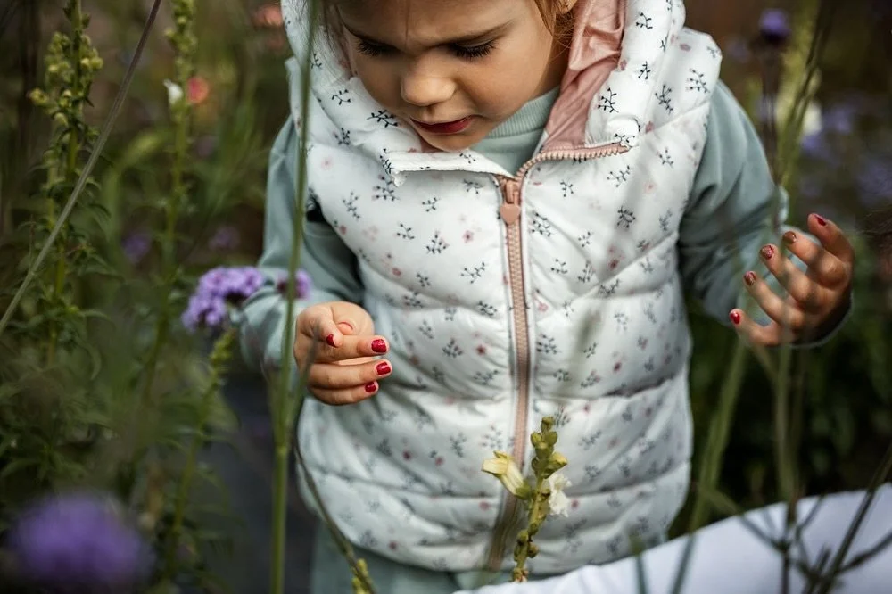 Woran willst du dich in 10, 20, 30 Jahren erinnern?
Als mir diese Mama erz&auml;hlt hat, dass sie und ihre Tochter gern Blumen pfl&uuml;cken und sie sich Bilder davon w&uuml;nscht, war ich nat&uuml;rlich sofort daf&uuml;r zu haben! Eigentlich wollten