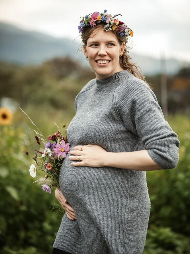 Wenn man das sch&ouml;nste Licht, ein wundersch&ouml;nes Blumenfeld und eine noch sch&ouml;nere Schwangere hat, kann man gar nicht anders, als spontan ein kleines Schwangerschaftsshooting zu veranstalten&hellip; 
Ich liebe es so sehr, den Anfang eine