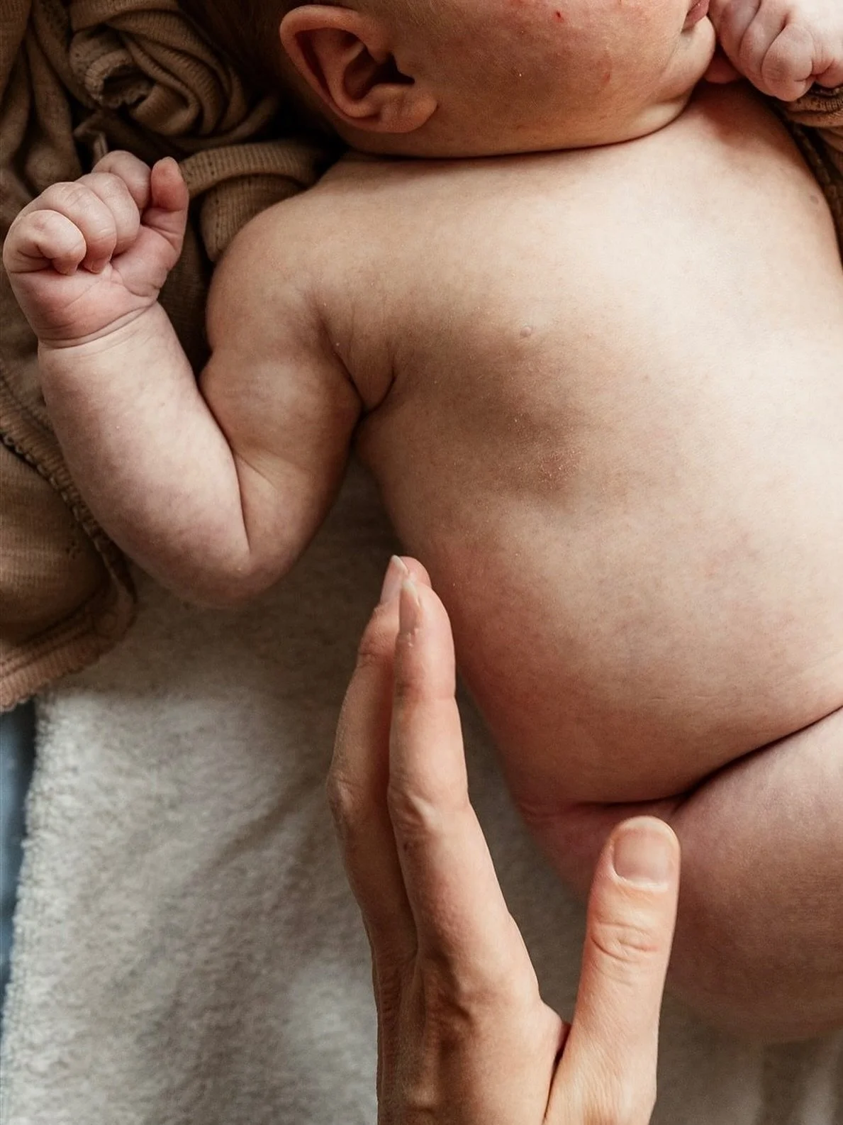 Diese Zartheit eines neuen Lebens&hellip; f&uuml;r mich das gr&ouml;sste Wunder &uuml;berhaupt. Als ich vor zwei Jahren mit der Fotografie angefangen habe, wollte ich vor allem das: diesen neuen Abschnitt im Leben von Familien festhalten. Vor allem, 