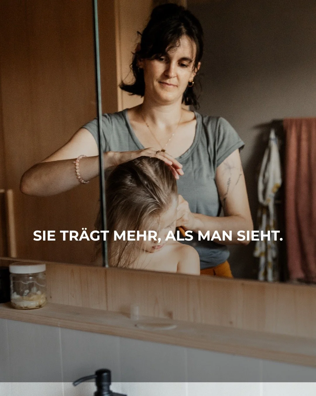 Vieles im Alltag von M&uuml;ttern wirkt selbstverst&auml;ndlich. Bis man genauer hinsieht. Und genau das m&ouml;chte ich sichtbar machen.

DOKUMENTARISCHE FAMILIENFOTOGRAFIE
ALLTAGSFOTOGRAFIE
FAMILIENFOTOGRAFIN SOLOTHURN
SICHTBARKEIT F&Uuml;R M&Uuml;