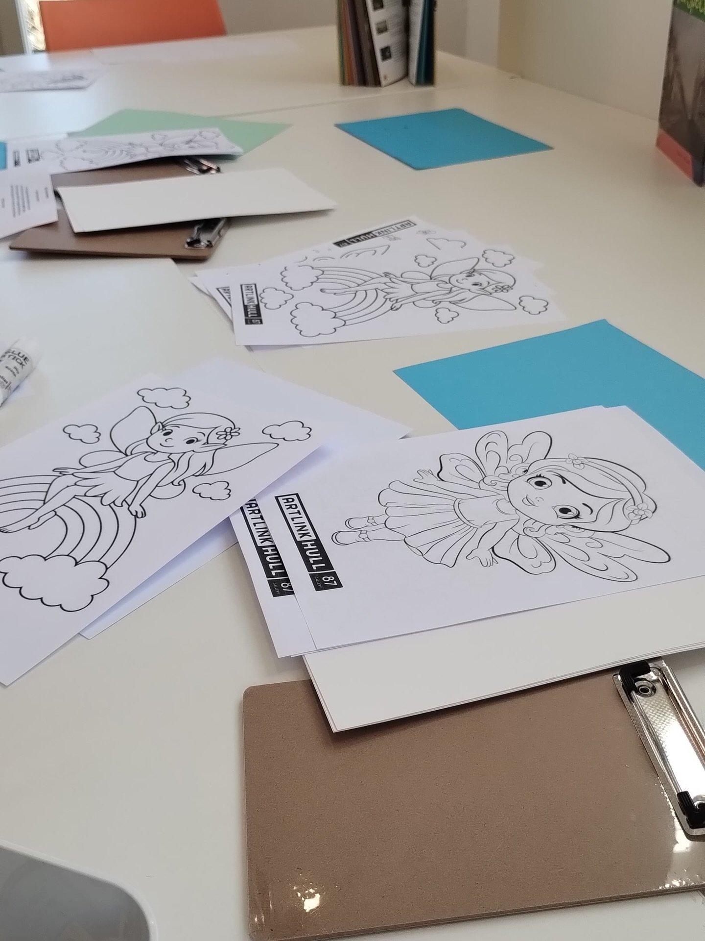 Looking for somewhere to warm up whilst out fairy finding today? Don&rsquo;t forget @artlinkhull had self lead craft activities in all week, plus their &lsquo;Design a Fairy House&rsquo; workshop on Saturday, 10:30-12:30.