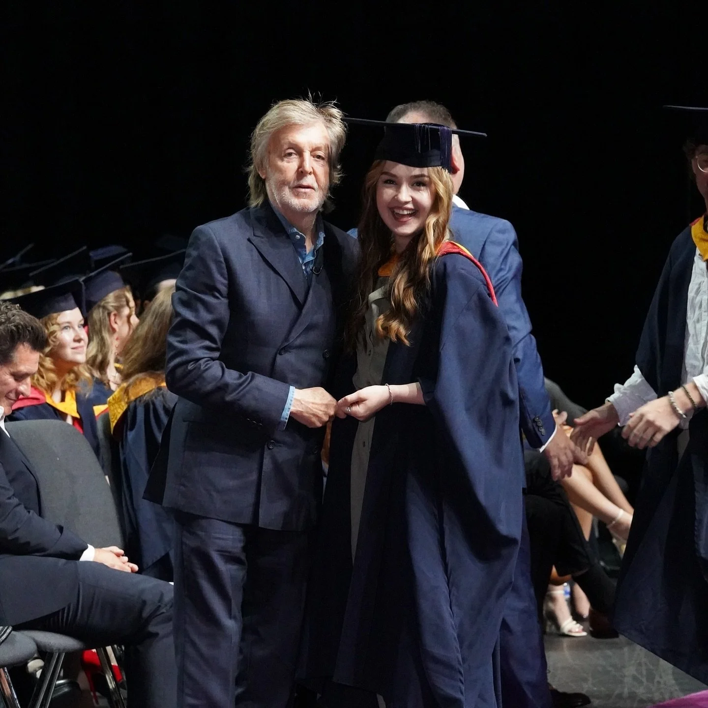 Just casually hanging around with my mate @paulmccartney

Aaand I graduated!!! Wohoo!! 👩🏻&zwj;🎓✨🌻