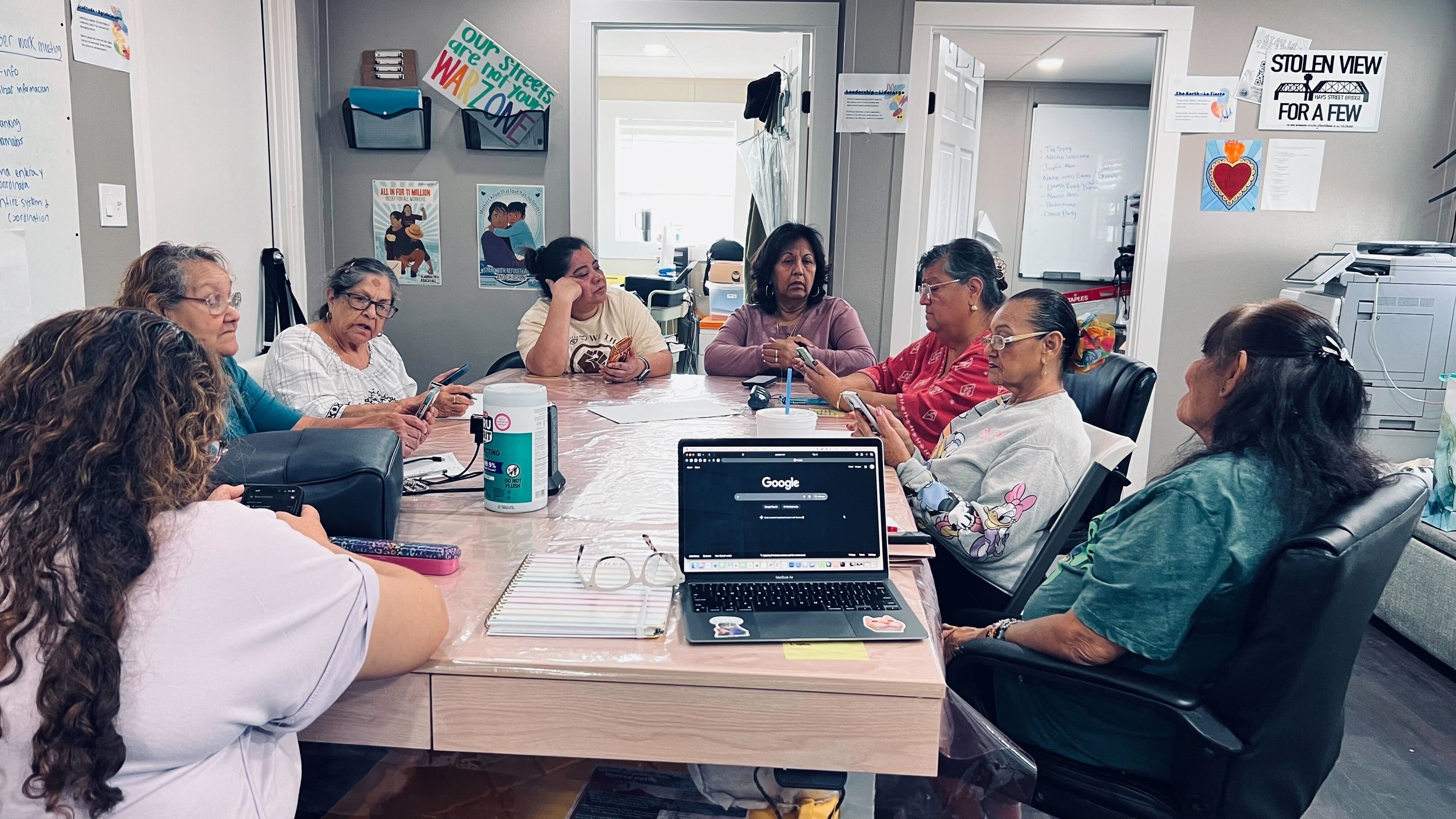 Construyendo comunidad a través del aprendizaje: clases en el Círculo de la Abuela 2026