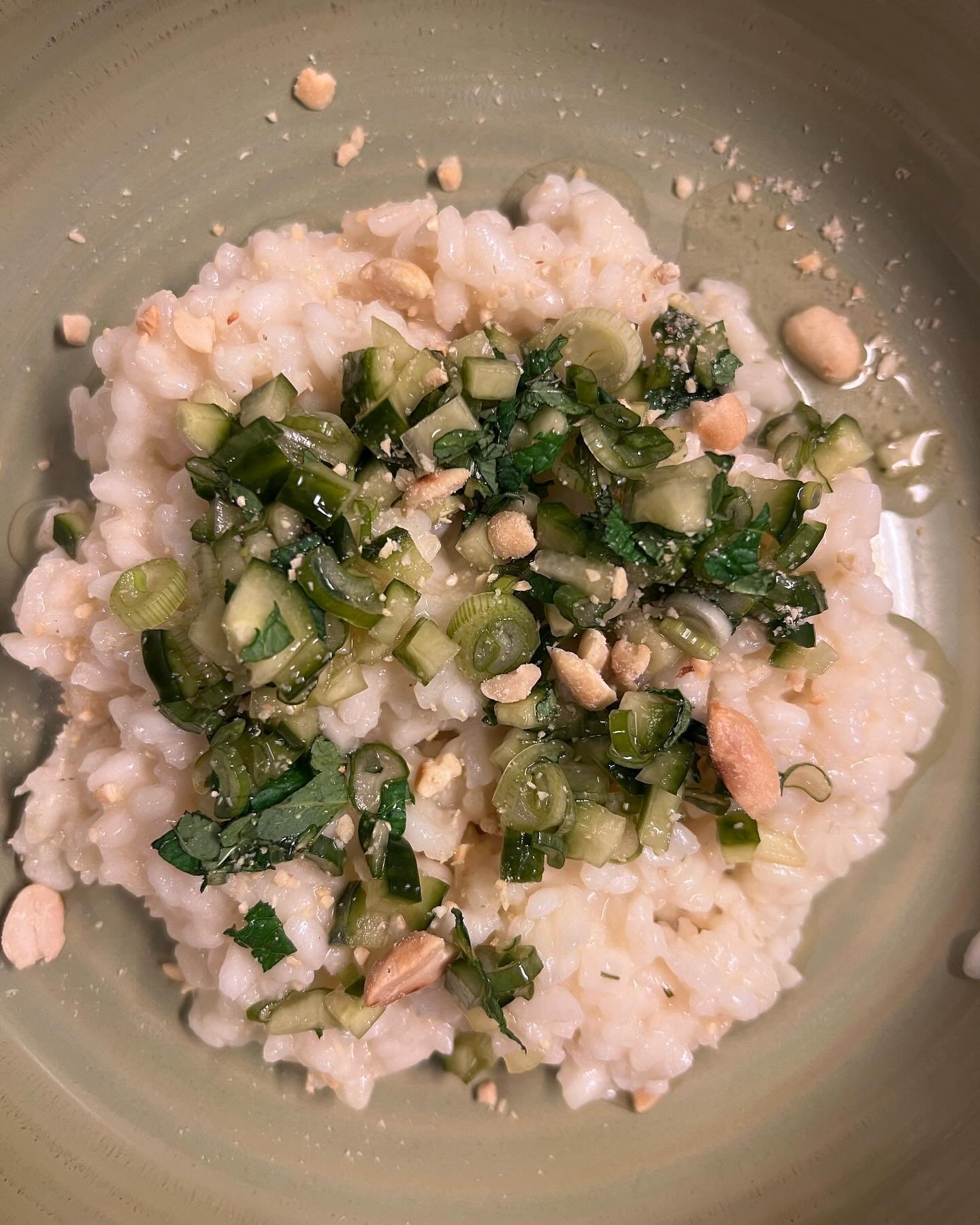 Limetten Risotto, Gurken Salsa, Erdn&uuml;sse 
Sehr lecker, sehr besonders m&uuml;sst ihr probieren 
#zurfischerin #risotto #salsa #lecker #restaurant #food #foodphotography #foodstagram #foodblogger #foodie #foodpics #foodshare #genuss #g&auml;ste #