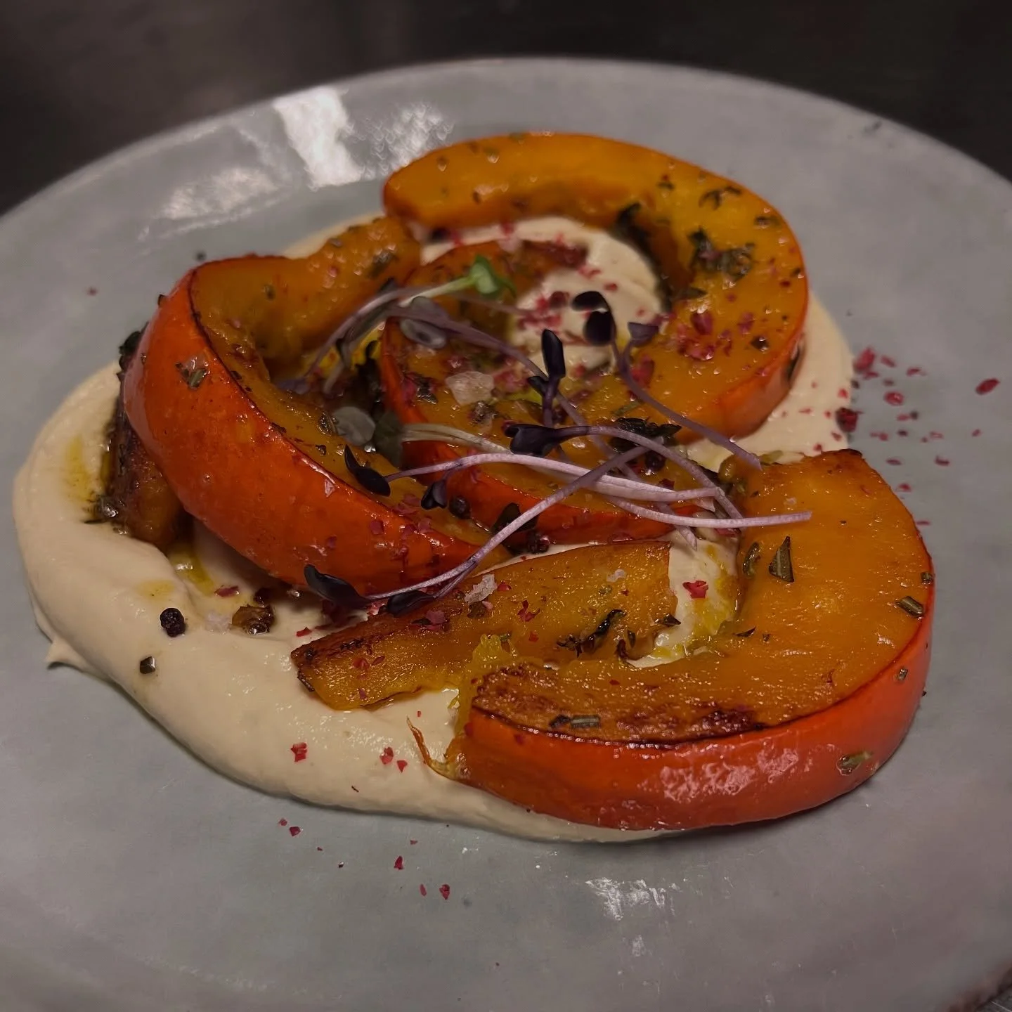 Der erster Star auf unserer neuen Speisekarte 
Unser cremiger Hummus mit Ofen K&uuml;rbis, herbstlich lecker 
#zurfischerin #restaurant #mussichprobieren #foodblogger #foodlover #foodie #food #instagram #instafood #lindau