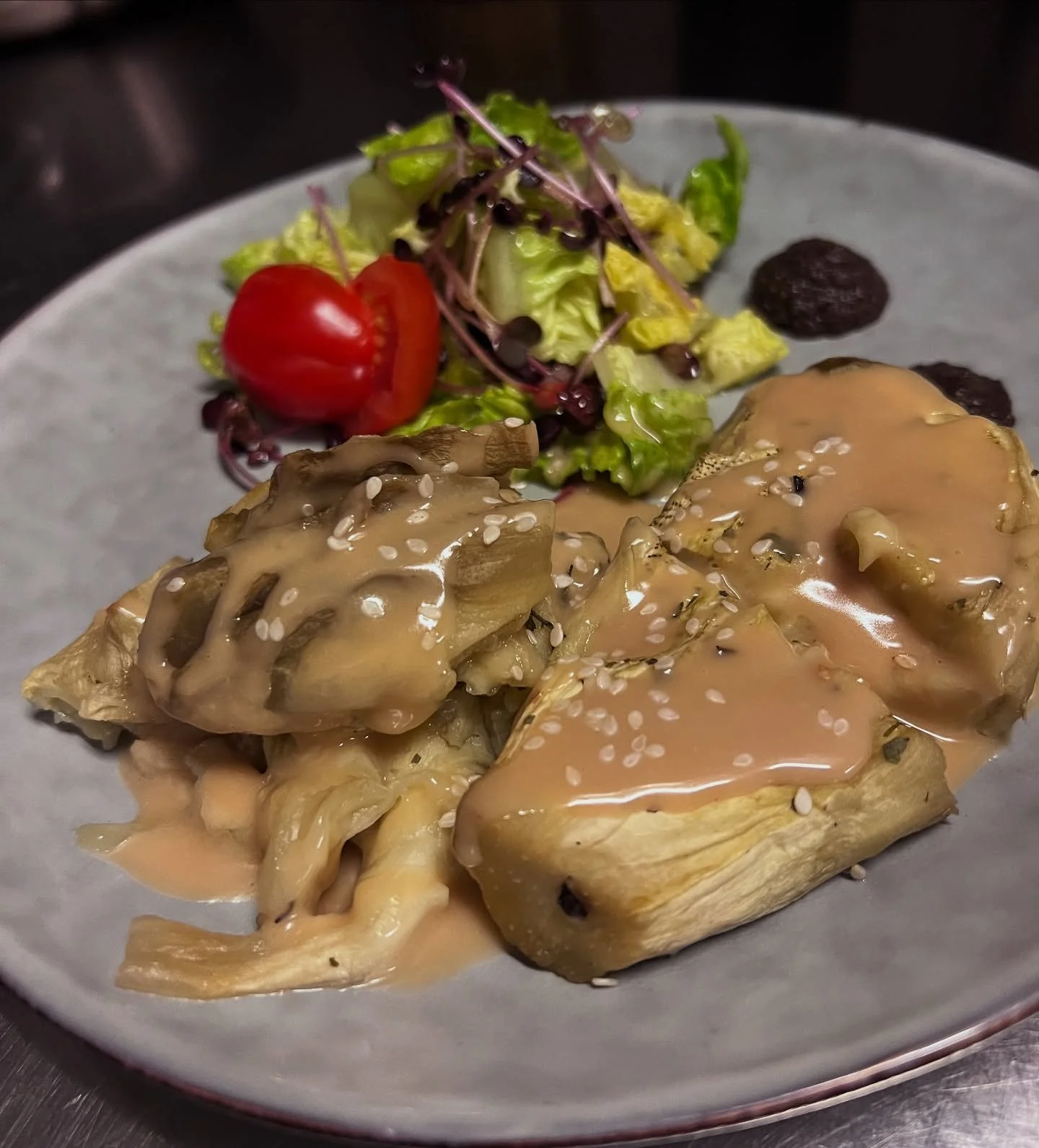Gegrillte Aubergine, Tahina Creme &hearts;️
#zurfischerin #aubergines #food #foodlover #foodie #foodies #foodgasm #foodfanatic #restaurant #essen #lindau