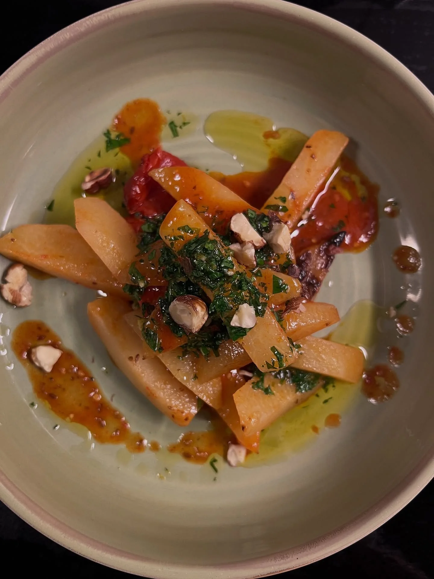 Ger&ouml;steter Kohlrabi, Estragon Cremolata, Haseln&uuml;sse 
#zurfischerin #essen #essenmachtgl&uuml;cklich #genuss #freude #foodsharing #food #foodlover #foodgasm #foodinsta #lindau