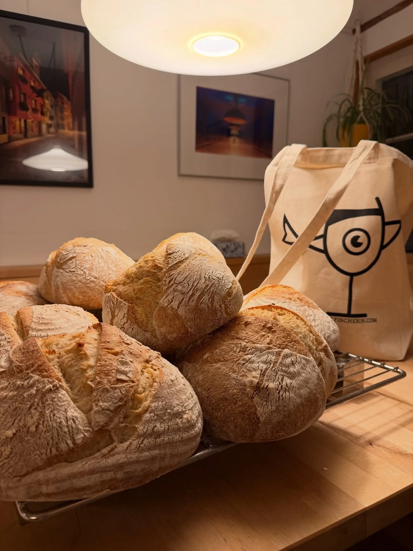 Unser Brot backen wir selbst und es ist immer wieder eine Freude zu sehen, wie aus wenig so etwas wunderbares entsteht.
#zurfischerin #brot #bread #selfmade #backen #food #foodie #food #foodlover #foodinsta #instsgram #lindau