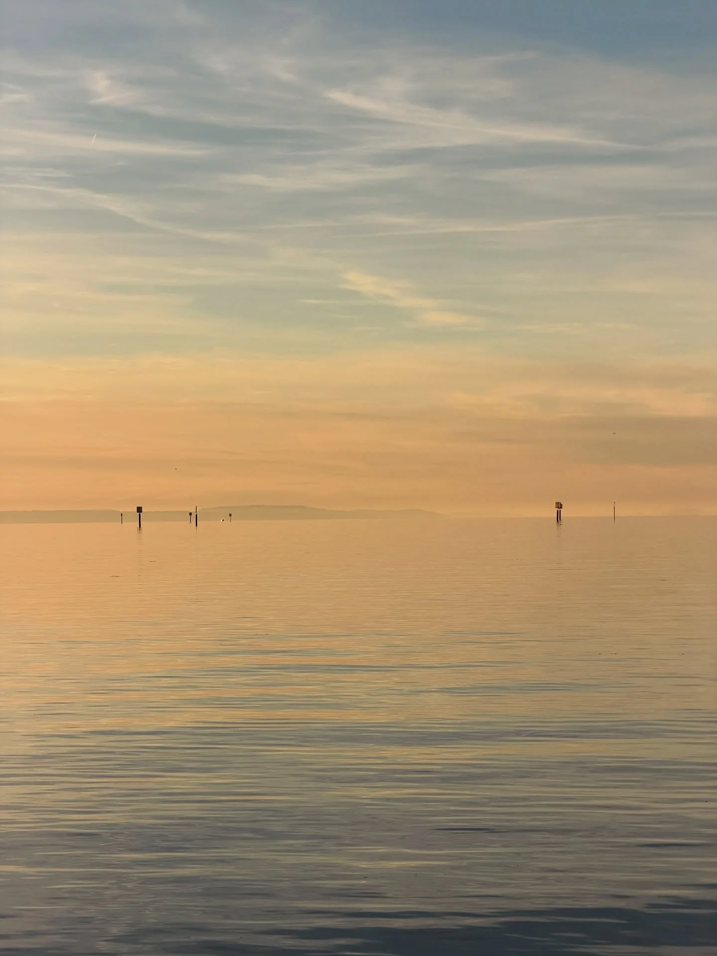 Lindau im November kann auch sehr sch&ouml;n sein, wenn dann noch so eine Abendstimmung herrscht 
#zurfischerin #lakeofconstance #bodensee #sonnenunterg&auml;nge #sonnenuntergangsstimmung #sch&ouml;n #lindau