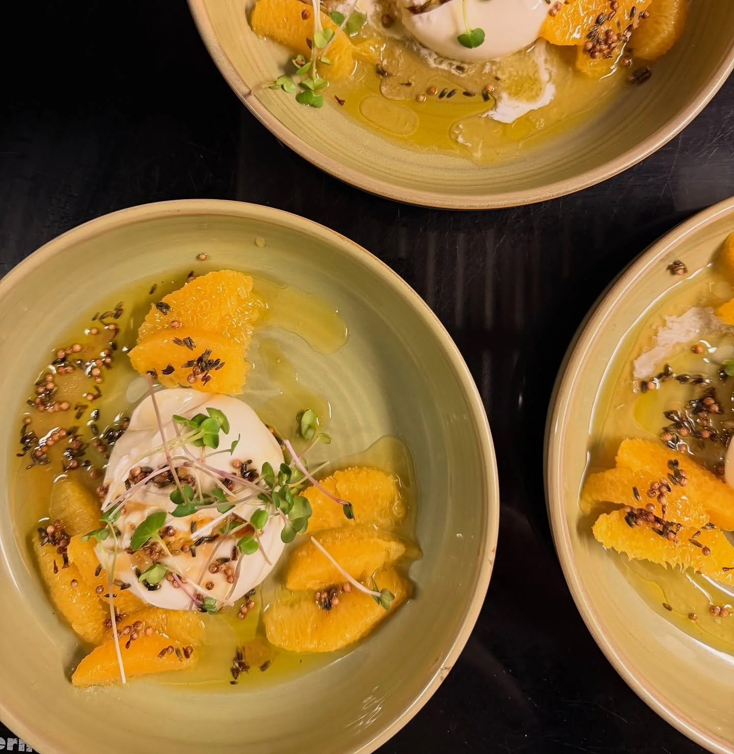 Burrata, Orangen Filets, Lavendel &Ouml;l &hearts;️
#zurfischerin #burrata #food #foodlover #foodies #foodreels #foodlove #restaurant #essen #genuss #instagram #lindau