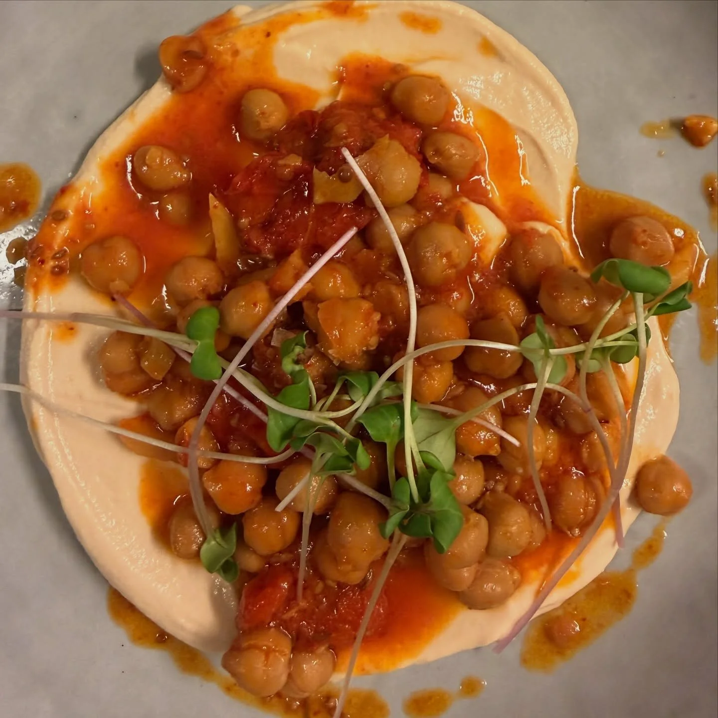 Konfierte Kichererbsen auf Hummus &hearts;️
#zurfischerin #kichererbsen #chickpeas #hummus #genuss #food #foodlover #foodgasm #foodie #foodreels #instagram #lindau