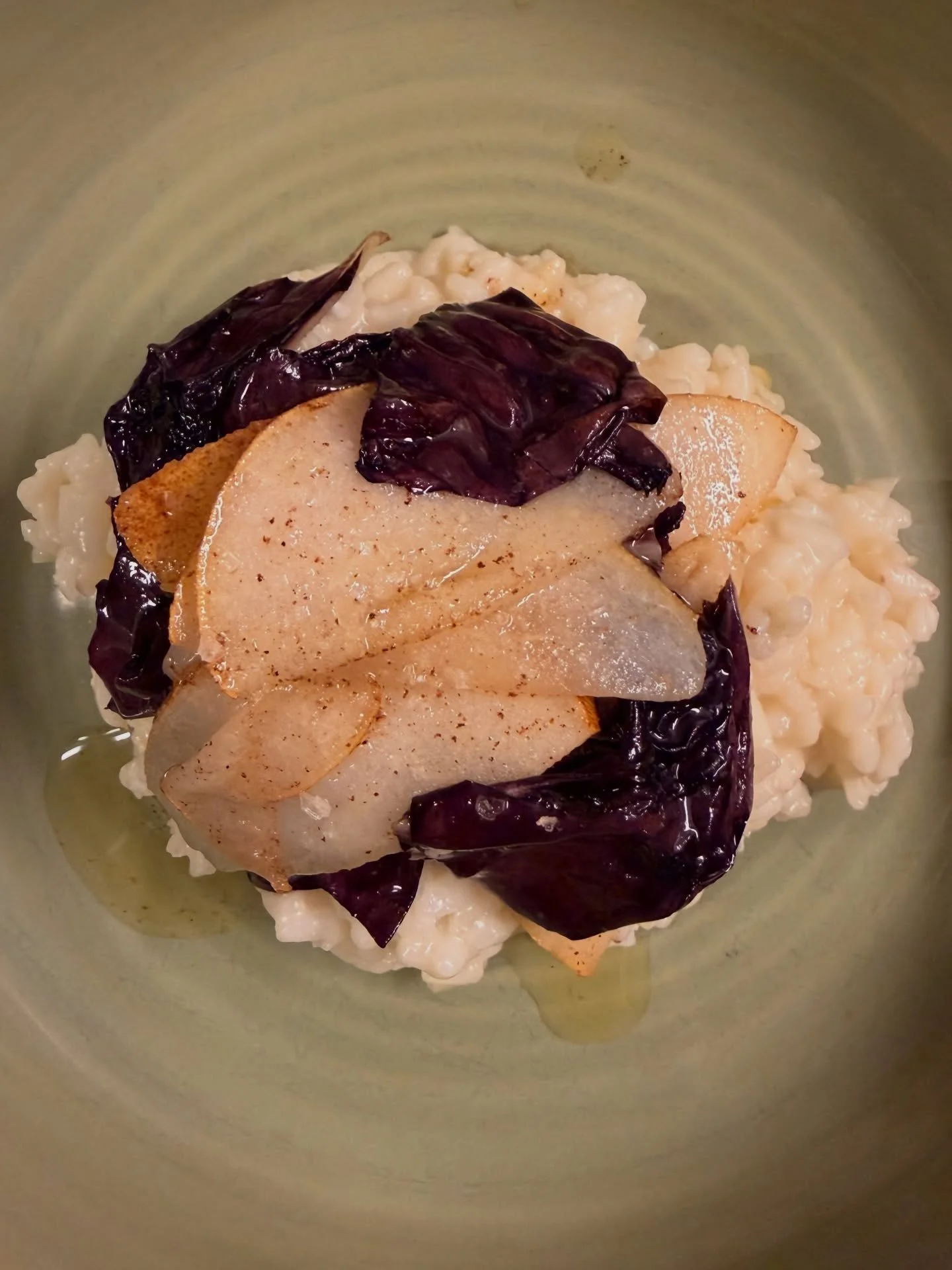 Gorgonzola Risotto, Birne und Radicchio 
#zurfischerin #essen #food #foodlover #foodfotografie