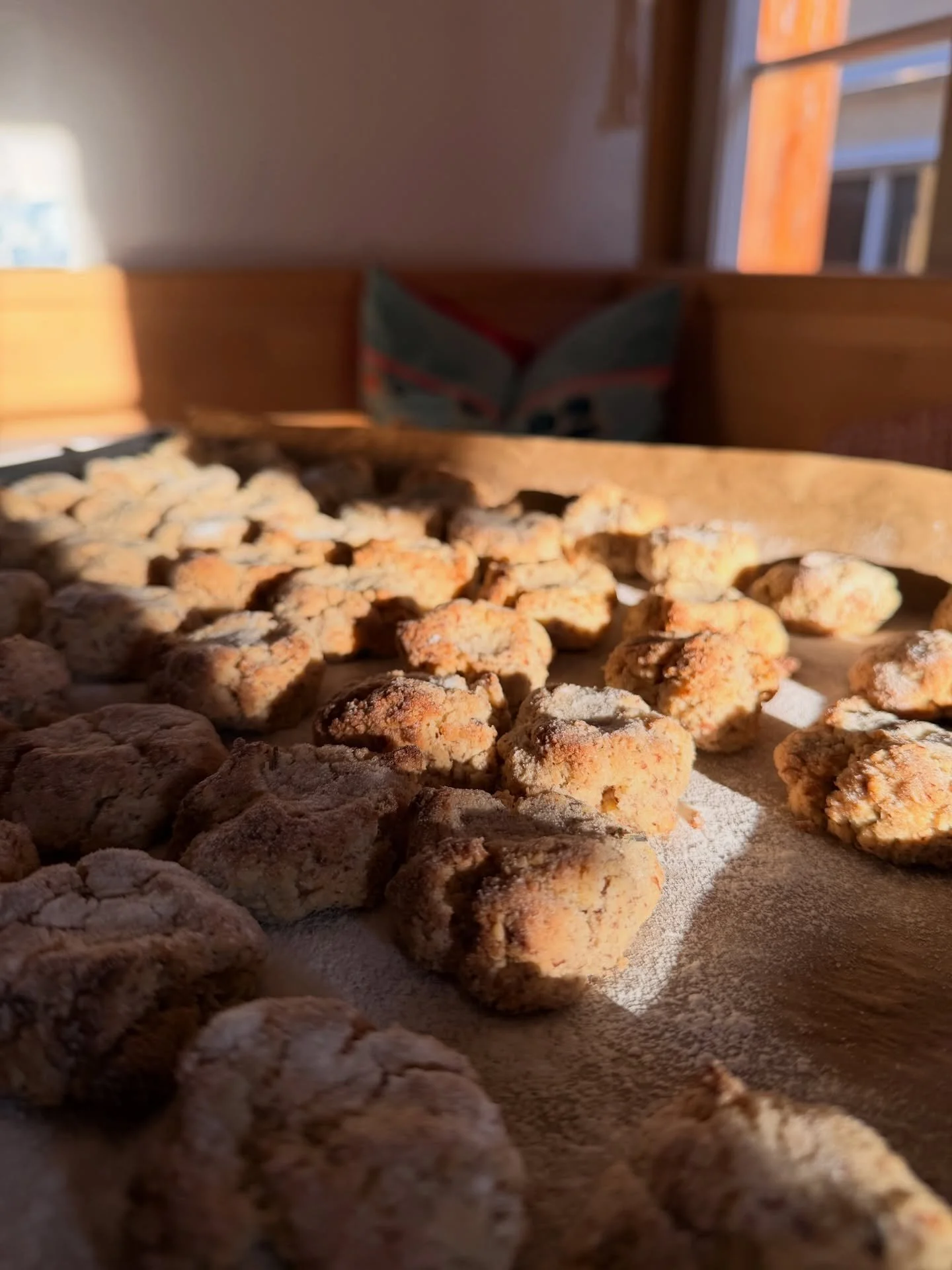 Lavendel Amaretti &hearts;️
zum Kaffee bei uns, aber auch zum Mitnehmen 
#zurfischerin #amaretti #backen #keks #cockies