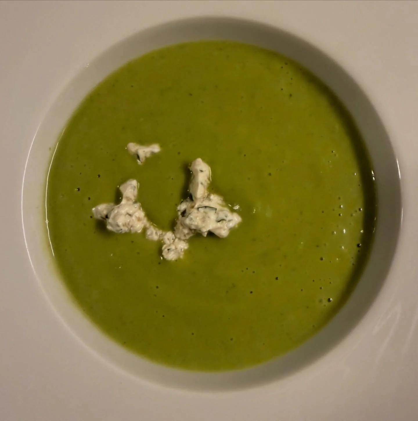 Petersilien Suppe mit Ziegenfrischk&auml;se 
#zurfischerin #suppe #foodlover #instsgram #lindau