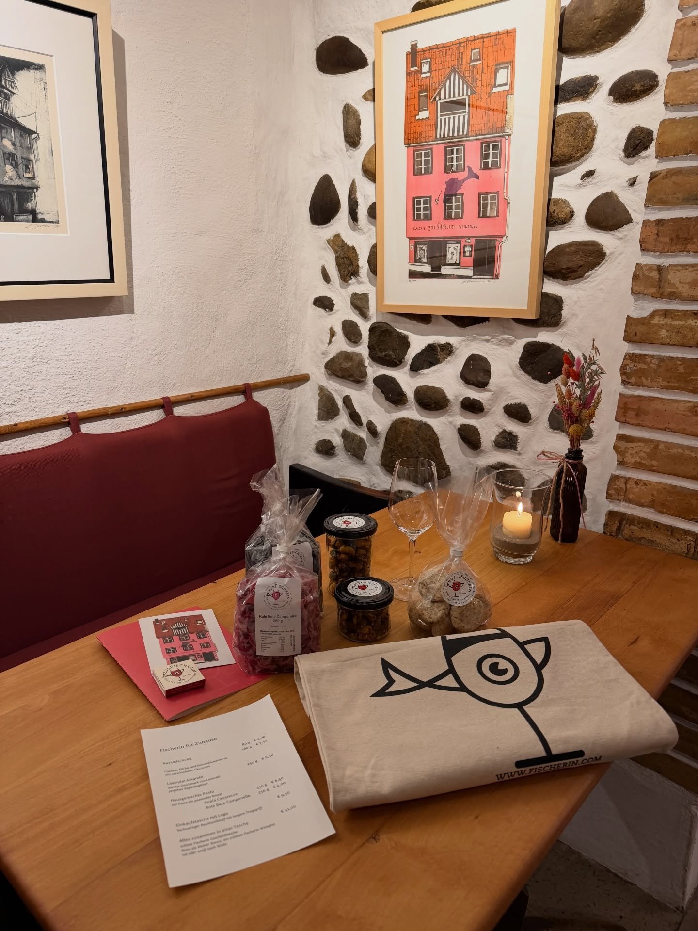 Alle diese besonderen, selbstgemachten Dinge passen in diese wundersch&ouml;ne Tasche und als extra obendrauf gibt es ein Weinglas 🍷 
#zurfischerin #homemade #freude #gl&uuml;ck #bag