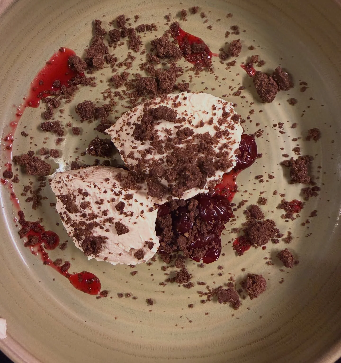 Espresso Mascarpone Creme, Schoko Crumble, Kirschen 
#zurfischerin #dessert #genuss #food #foodie