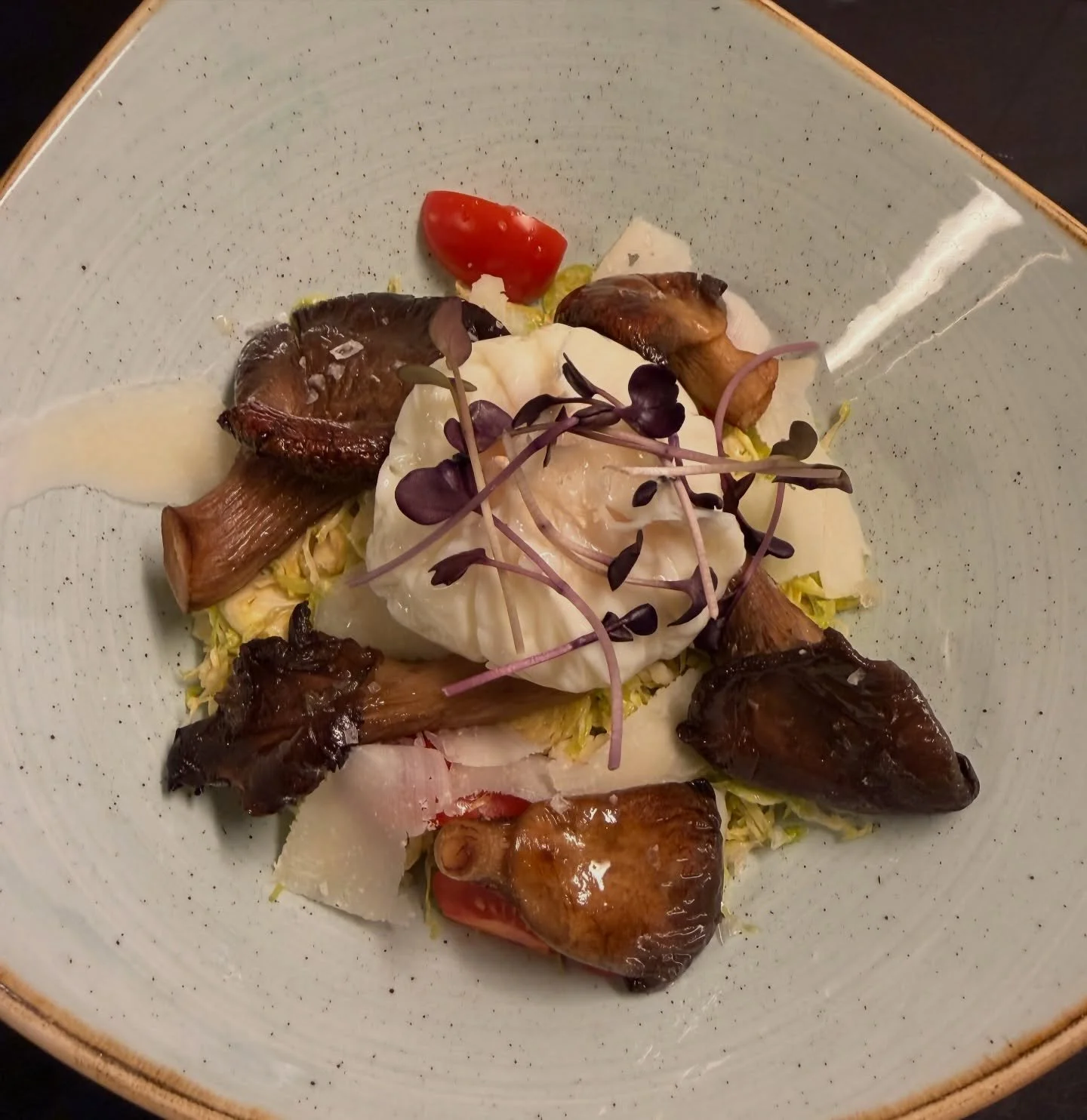 Rosenkohl, Pilze, pochiertes Ei 
#zurfischerin #essen #restaurant #food #instafood