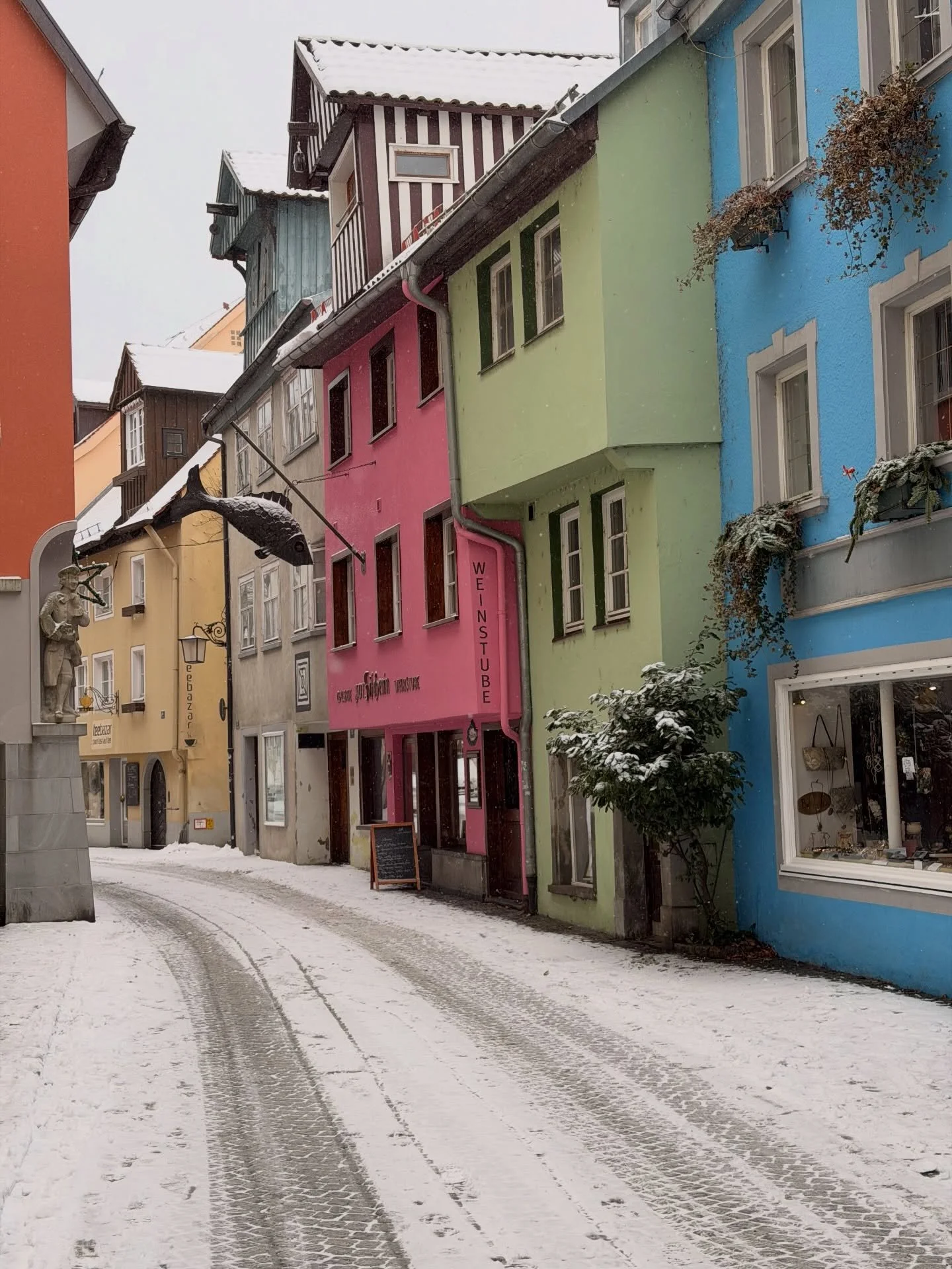 Verschneite Ludwigstra&szlig;e 
Zur Fischerin 
#zurfischerin #lindau #pink #lindauinsel #restaurant