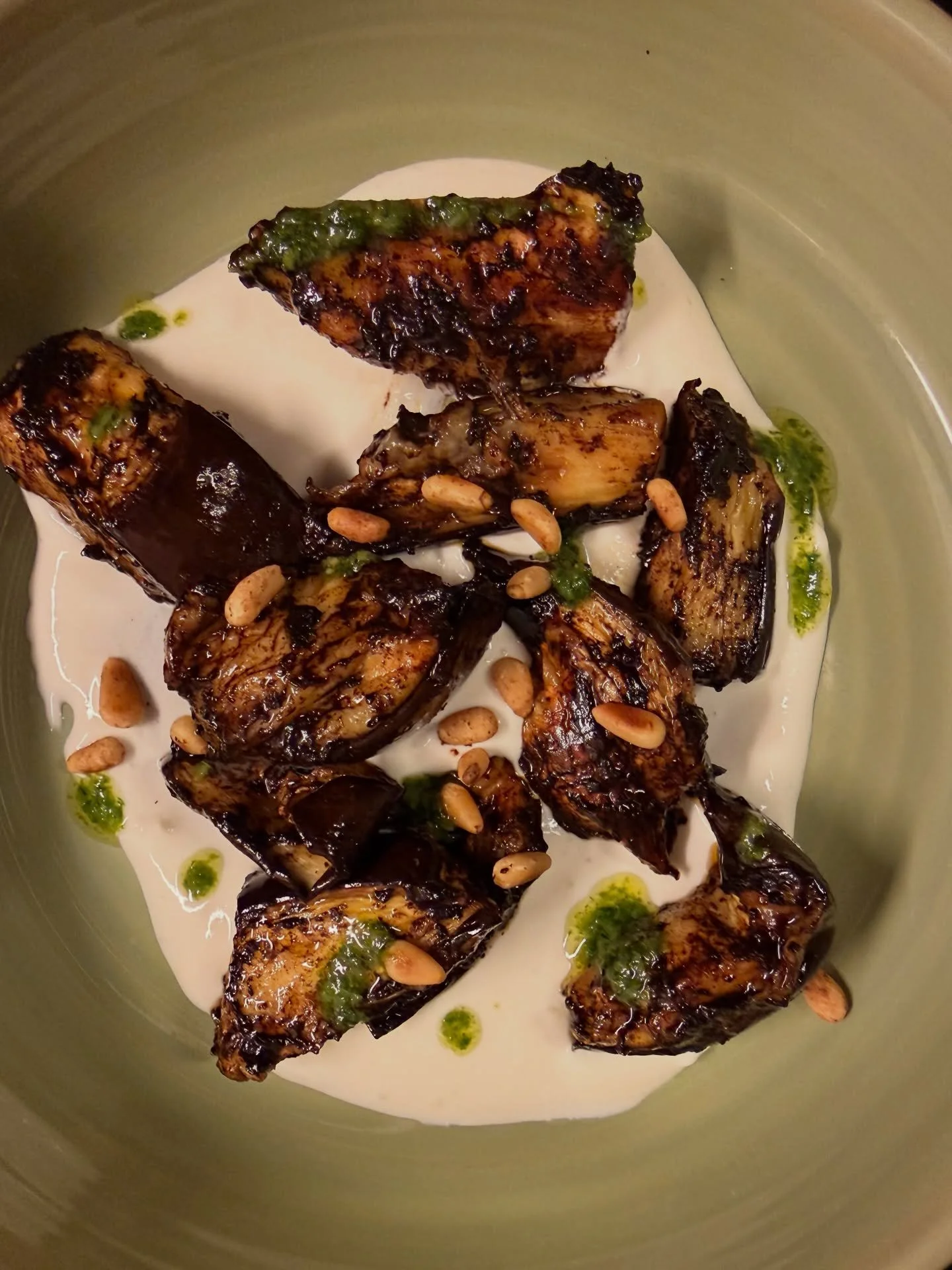 Ger&ouml;stete Aubergine, Marinade aus schwarzem Knoblauch, Joghurt, Basilikum, Piniekerne
#zurfischerin #essen #food #restaurant #goodfood