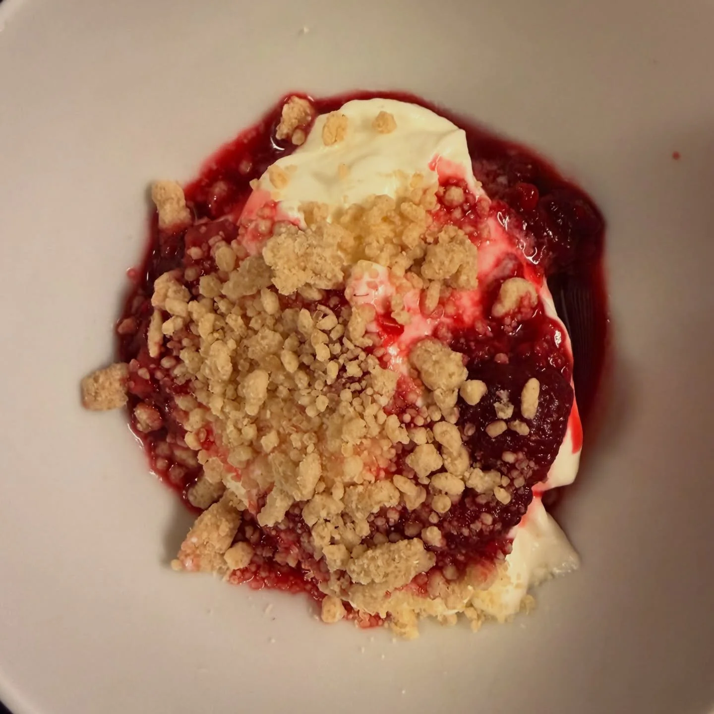 Tagesdessert, Labneh Cheesecake, Himbeeren, Tahina Crumble &hearts;️
#zurfischerin #dessert #foodlover #restaurant #foodgasm