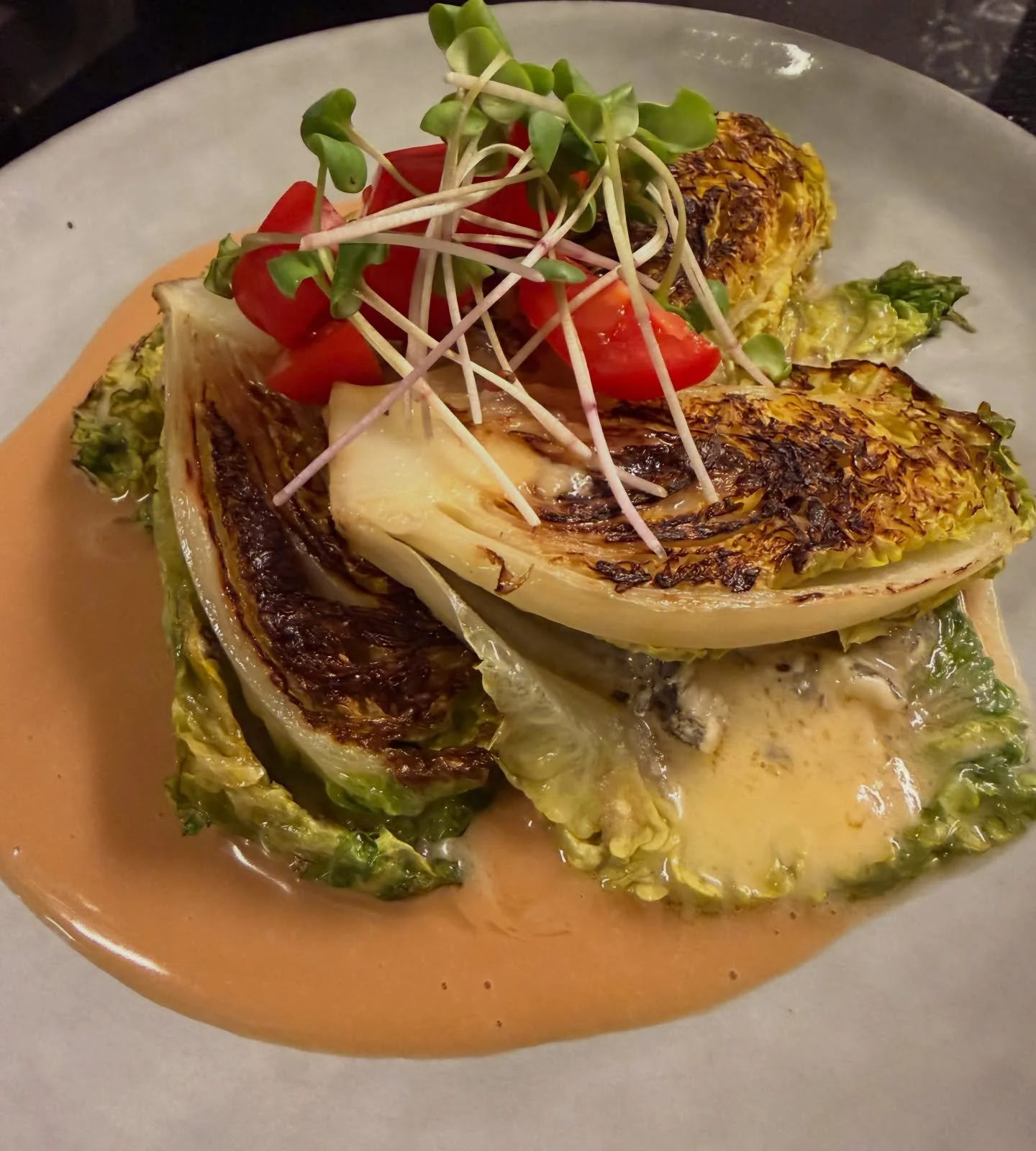 Salatherzen mit Blauschimmelk&auml;se &hearts;️ auf Tahini Sauce 
Sehr lecker 😋 
#zurfischerin #salad #foodlover #foodblogger #foodgasm