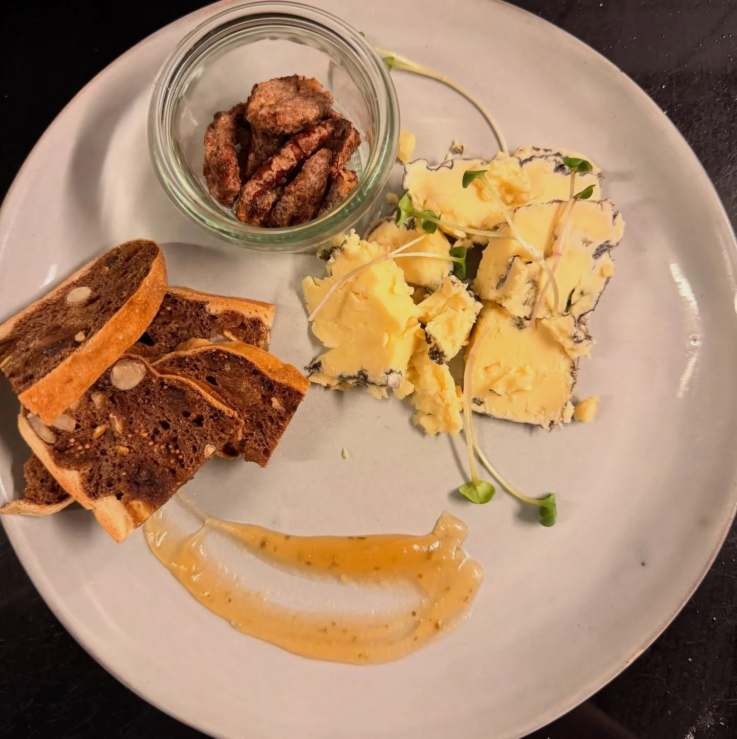 K&auml;se, N&uuml;sse, Brot 
Vorz&uuml;glicher Blauschimmelk&auml;se aus dem Bregenzer Wald 
#zurfischerin #k&auml;se #cheese #genuss #restaurant