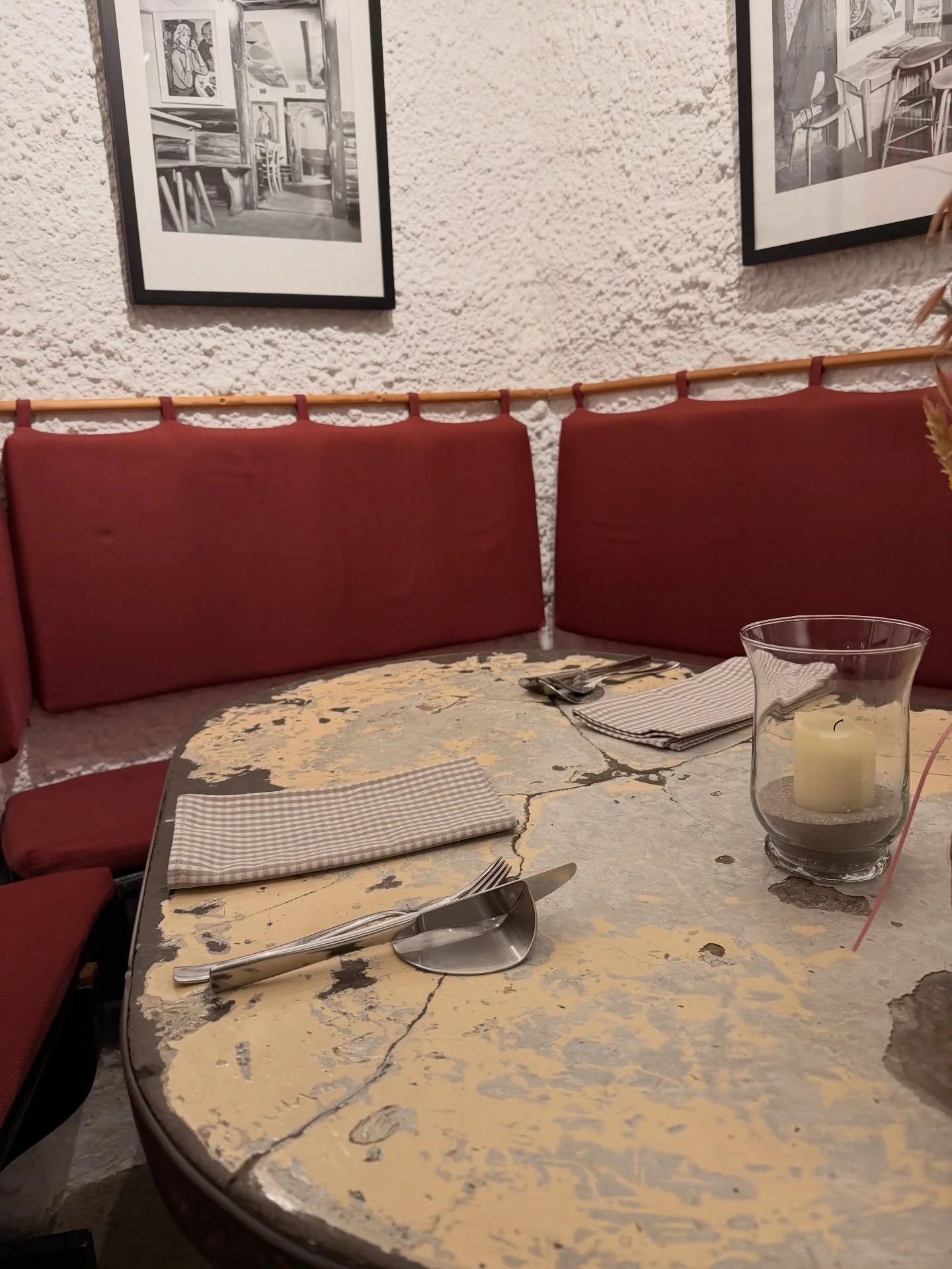Seit 1954 stehen die Nierentische schon in der Fischerin und w&uuml;rden , wenn sie k&ouml;nnten, viele Geschichten erz&auml;hlen.
#zurfischerin #restaurant #lindau #pinkhouse #besuch