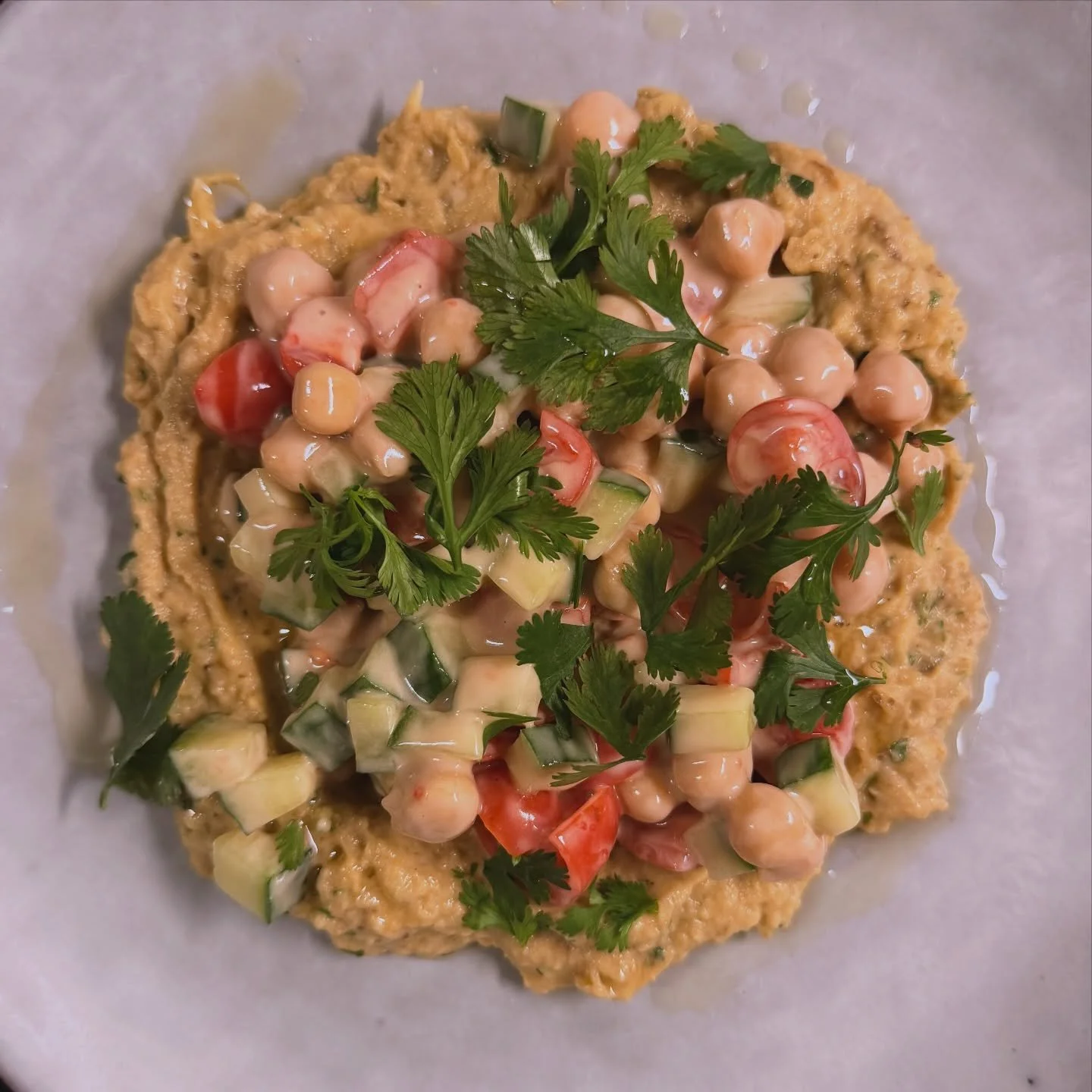 Baba Ganoush (Auberginenp&uuml;ree) getopt wird das ganze mit einem Kichererbsen Salat 
I love it, you have to try it &hearts;️
Lust drauf?
#zurfischerin #restaurant #babaganoush #genuss #food