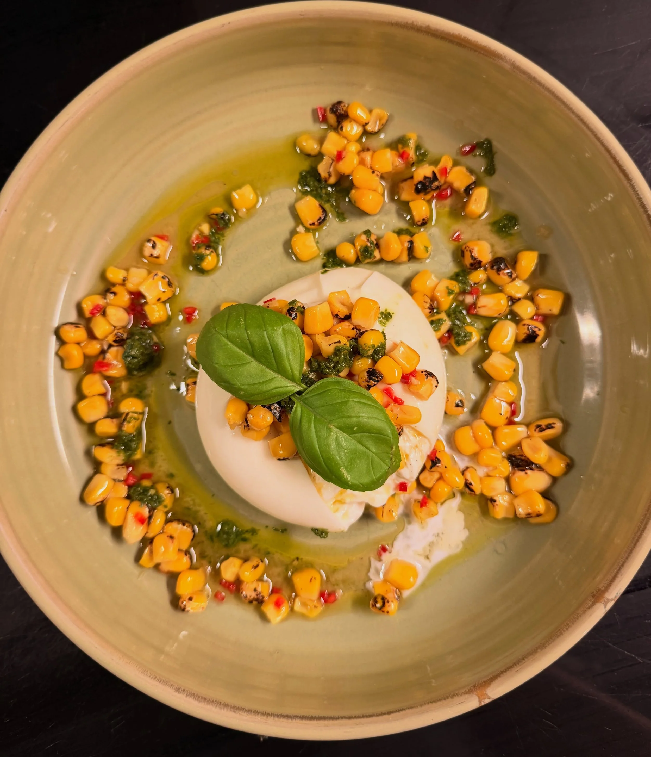 Burrata, ger&ouml;steter Mais, Basilikum Pesto 
#zurfischerin #restaurant #food #foodlover