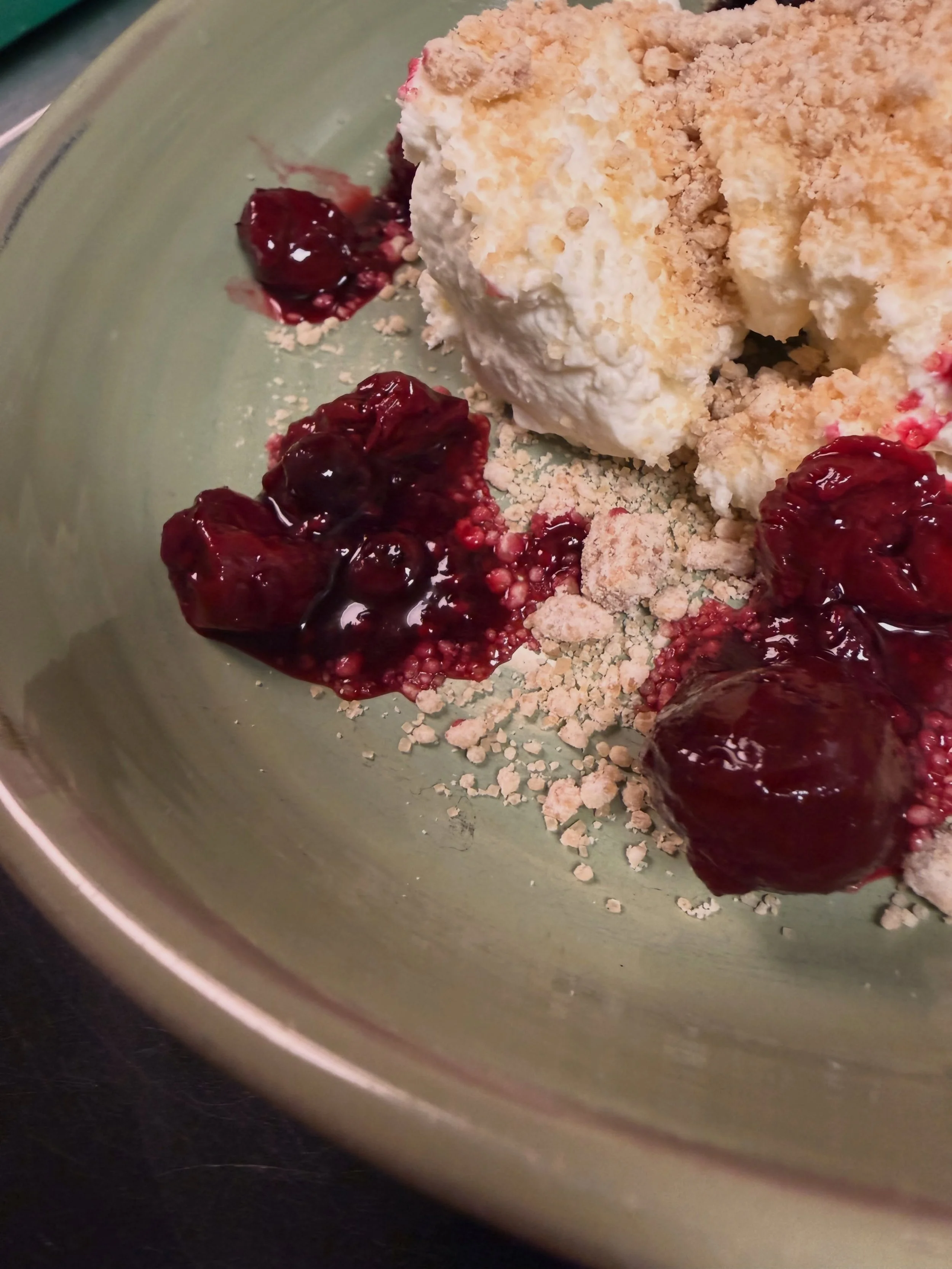 Cheesecake, Tahina Crumble, Beeren 
#zurfischerin #dessert #cake #genuss #foodpics