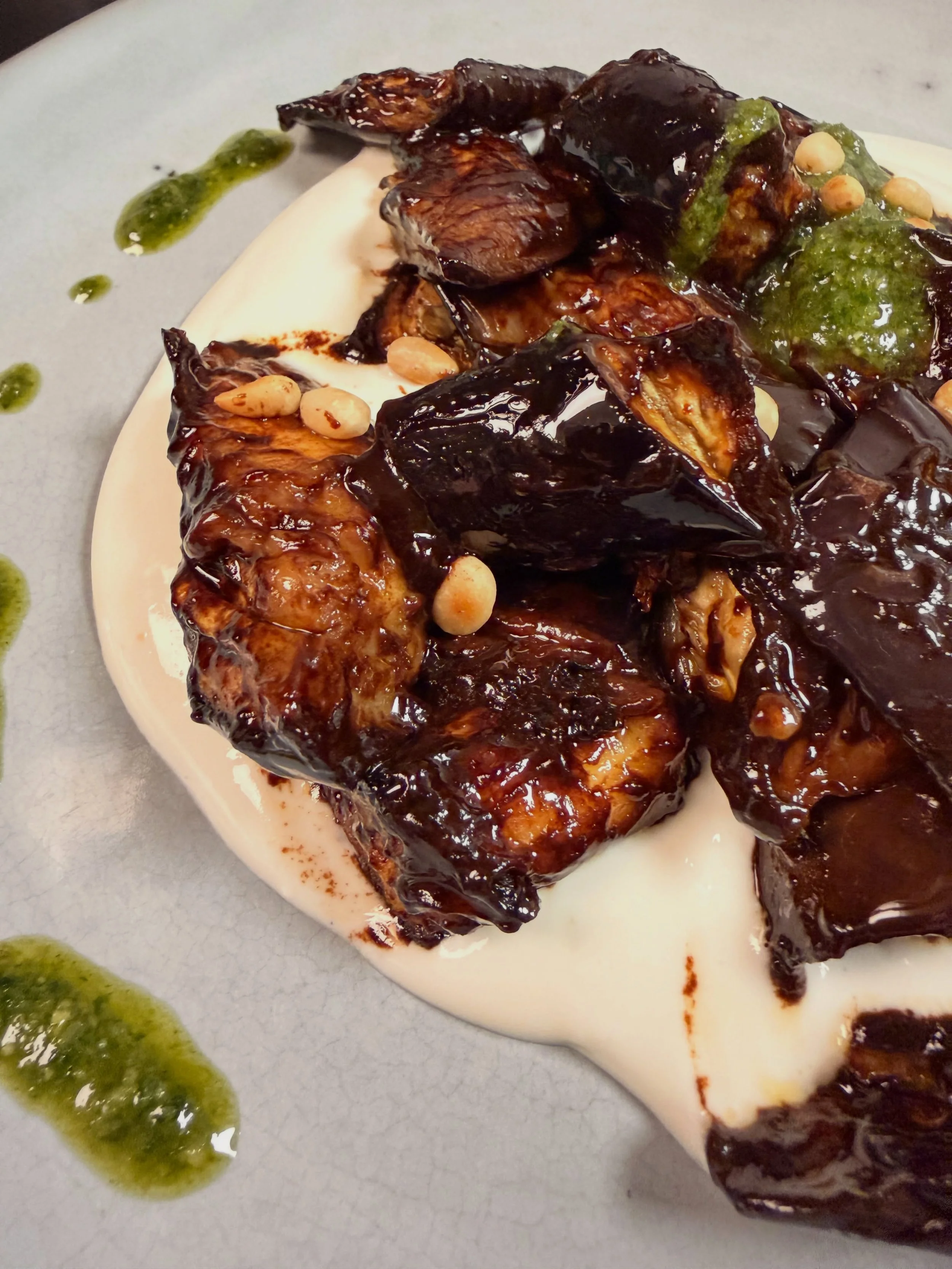 Aubergine, schwarzer Knoblauch (Paste), Knoblauch Joghurt &hearts;️
#zurfischerin #essen #restaurant #food #foodblogger